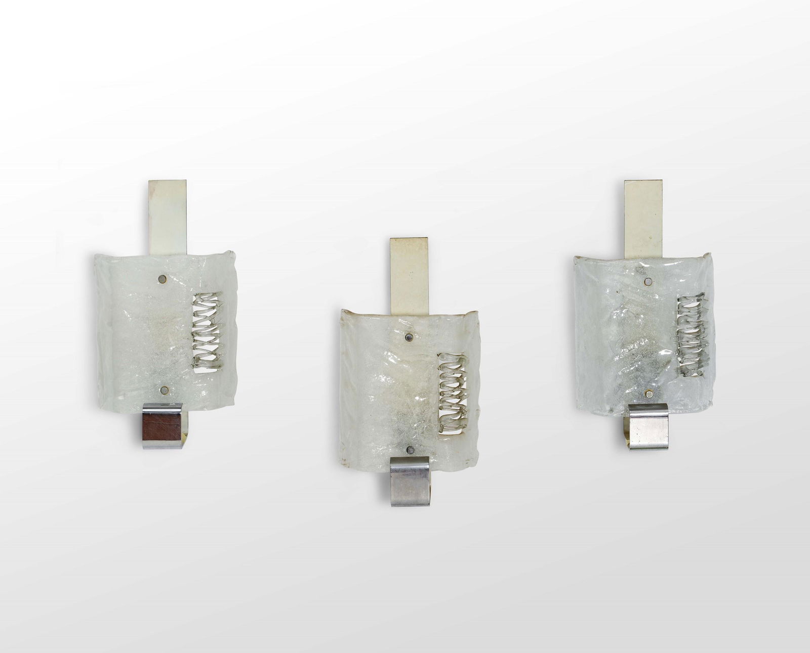 Angelo Brotto,: Tre lampade da parete con struttura in metallo e diffusori in vetro. Prod. Esperia, Italia, 1970 ca. cm 28x14x47