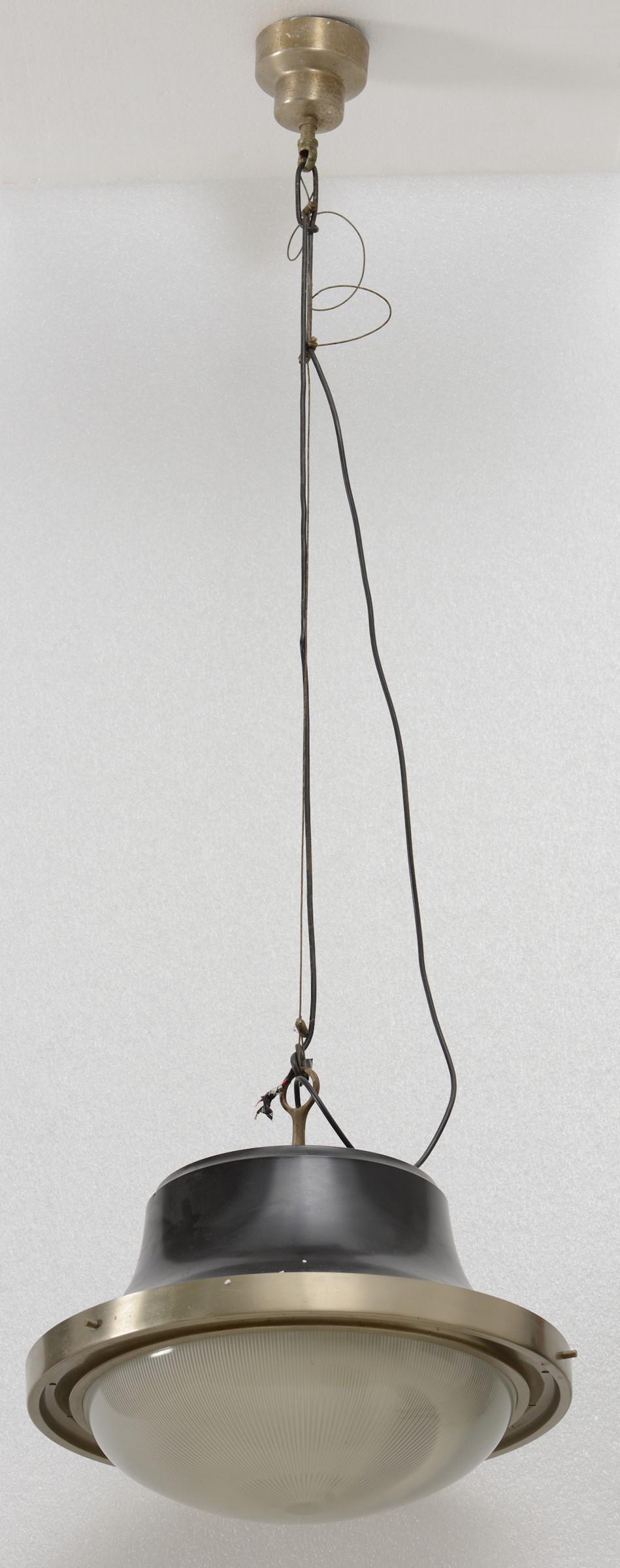 Sergio Mazza,: Lampada a sospensione in metallo con diffusore in vetro stampato. Prod. Italia, 1960 ca. cm diam.40 h.135