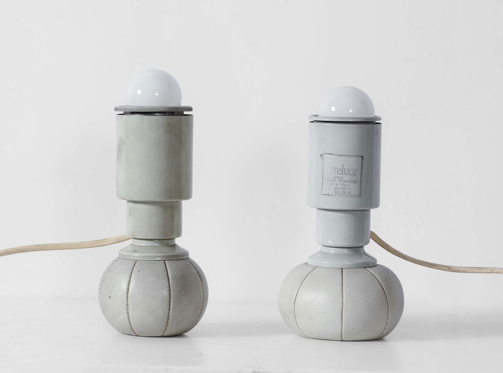 Gino Sarfatti,: Coppia di lampade da tavolo mod. 600/g con struttura in metallo laccato e skai. Prod. Arteluce, Italia, 1960 ca. cm 10x18, Bibliografia M. Romanelli, S. Severi, Gino Sarfatti opere scelte 1938-1973, p