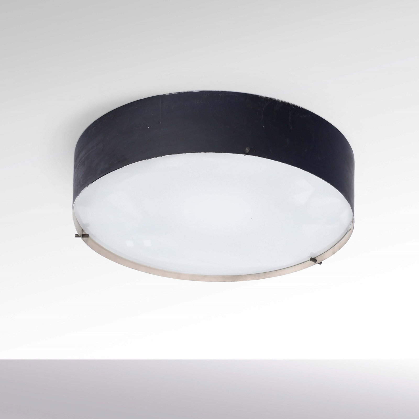 Stilnovo,: Lampada a plafone con struttura in metallo laccato e diffusore in plexiglass Prod. italia, 1960 ca. cm 46x11