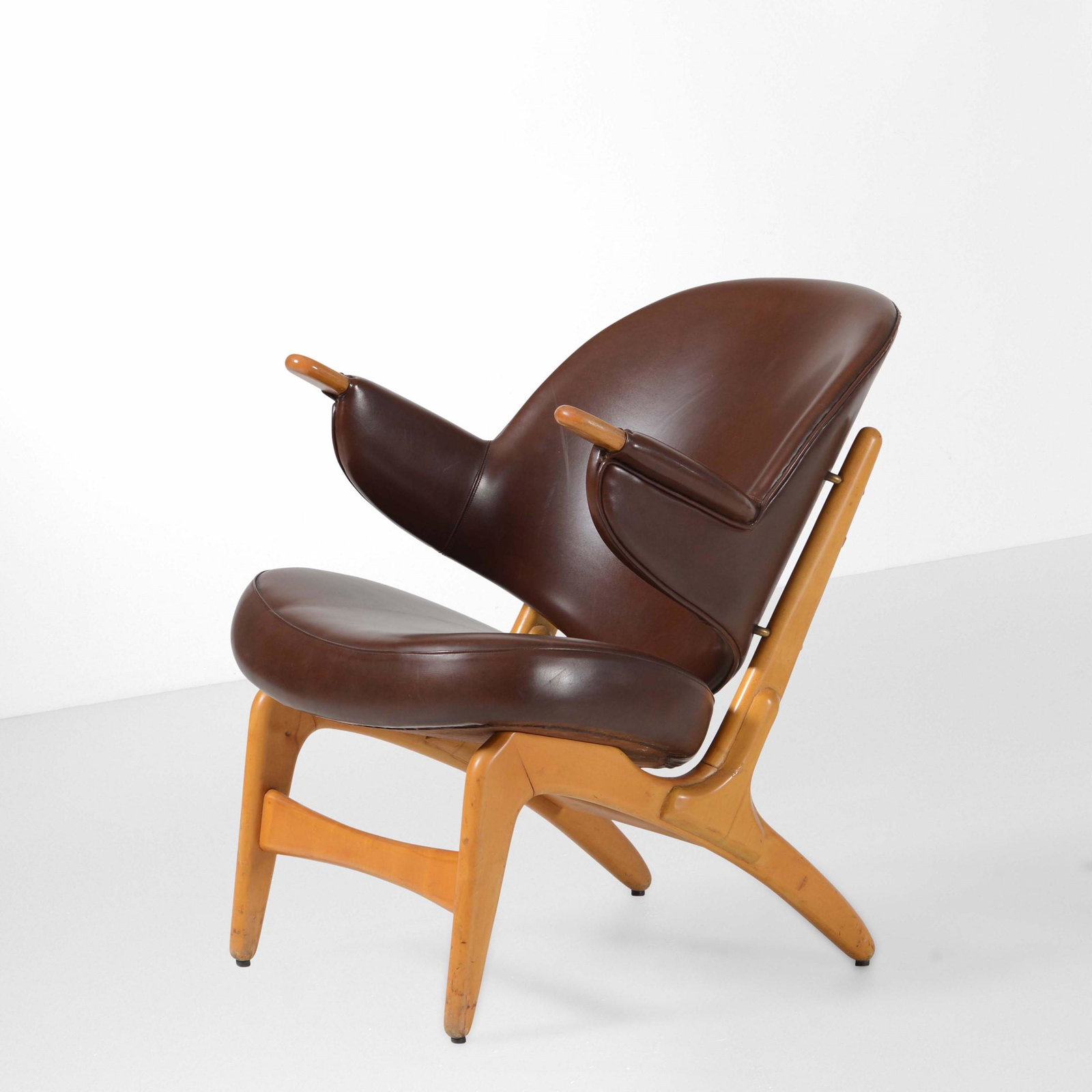 Arne Hovmand-Olsen,: Poltroncina con struttura in legno e rivestimenti in pelle. Prod. Danimarca, 1960 ca. cm 60x60x70