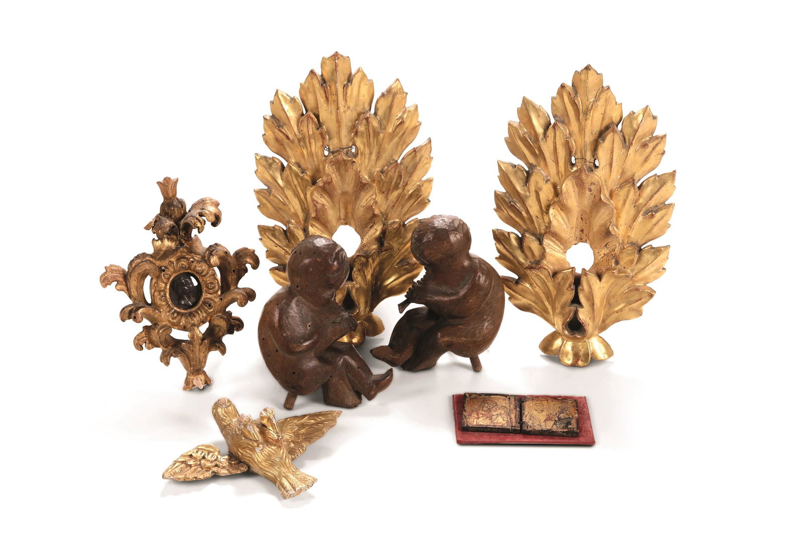 Diversi fregi dorati, una cornice con placchetta in: da cm 6x5 a cm 27x17