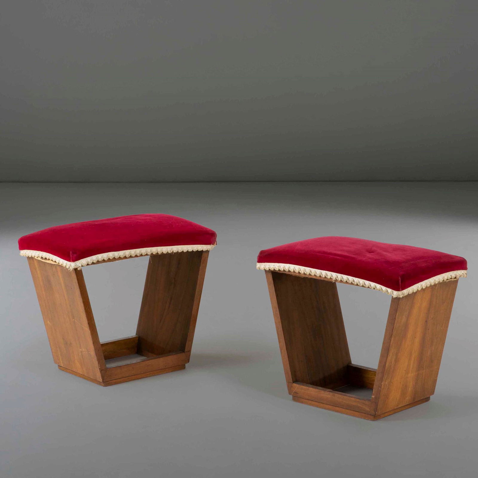 Coppia di pouf con struttura in legno e rivestimento in (1 of 1)