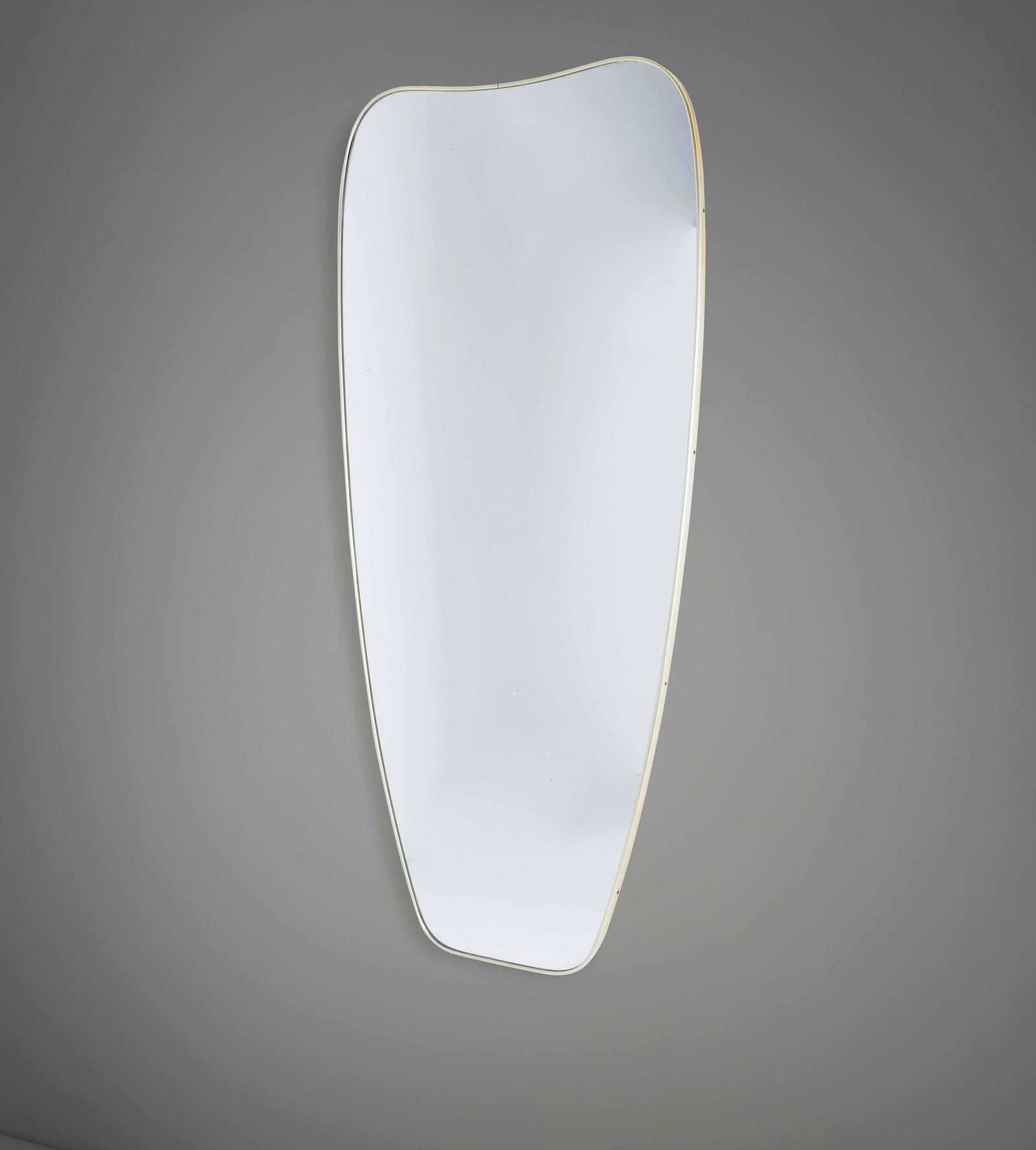Grande specchiera a parete con profilo sagomato in (1 of 1)