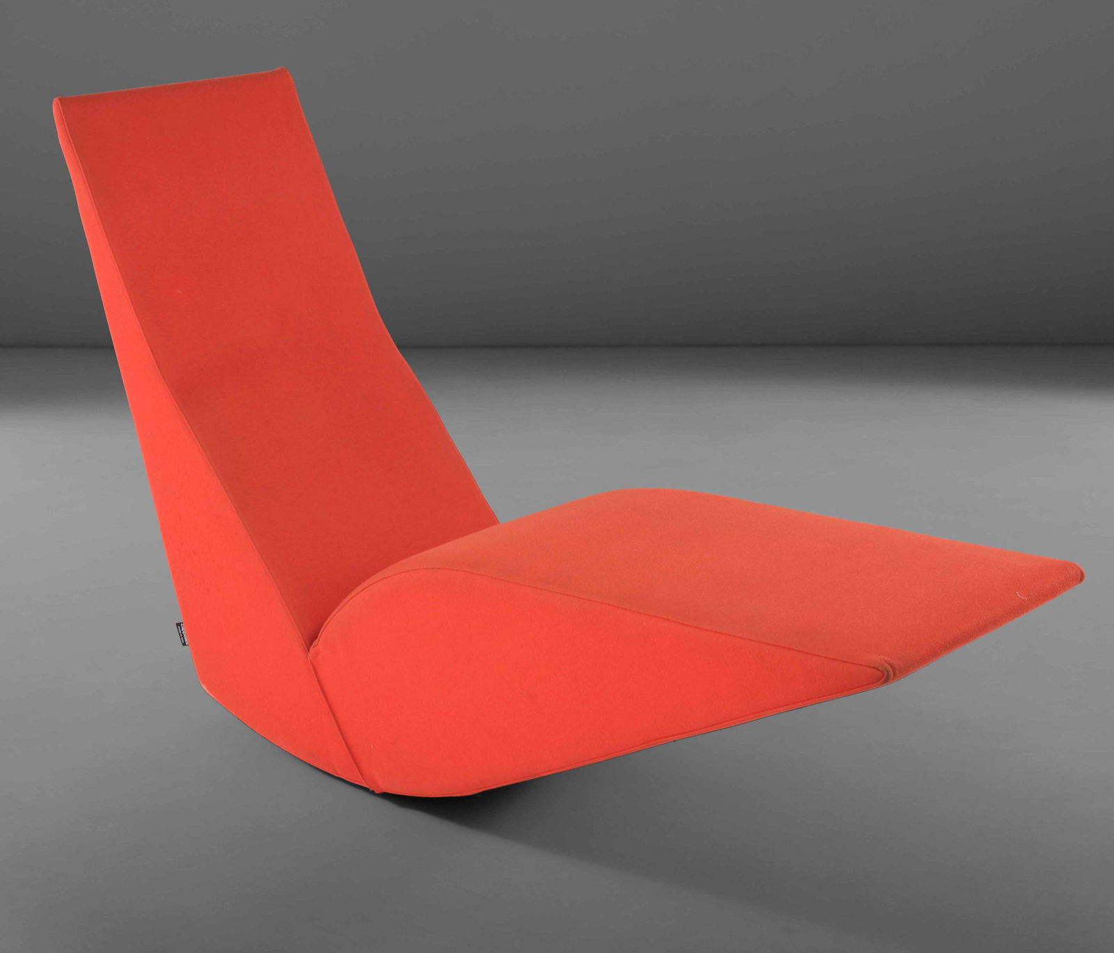 Tom Dixon,: Chaise longue a dondolo mod. Bird con struttura in conglomerato di legno, massello di abete e metallo, imbottitura in poliuretano espanso e rivestimento in feltro. Prod. Cappellini, Italia, 1991 cm 18