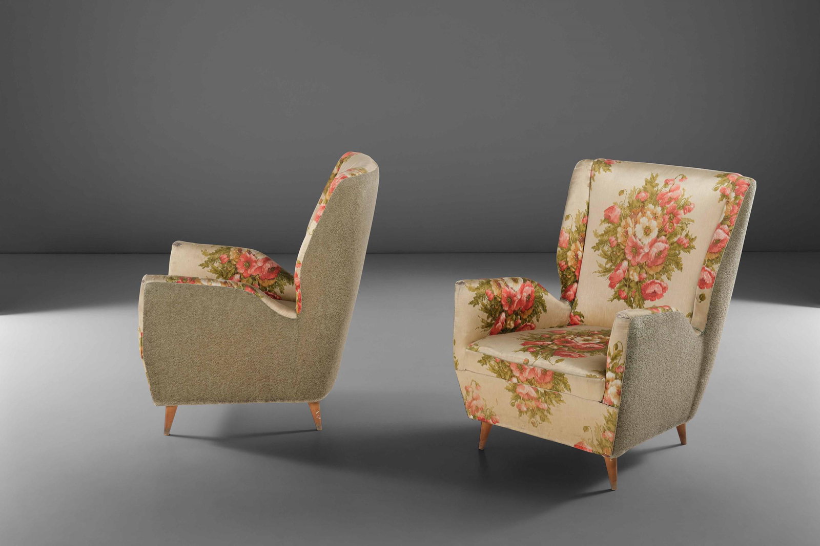 Due poltrone con struttura in legno e rivestimenti in (1 of 2)