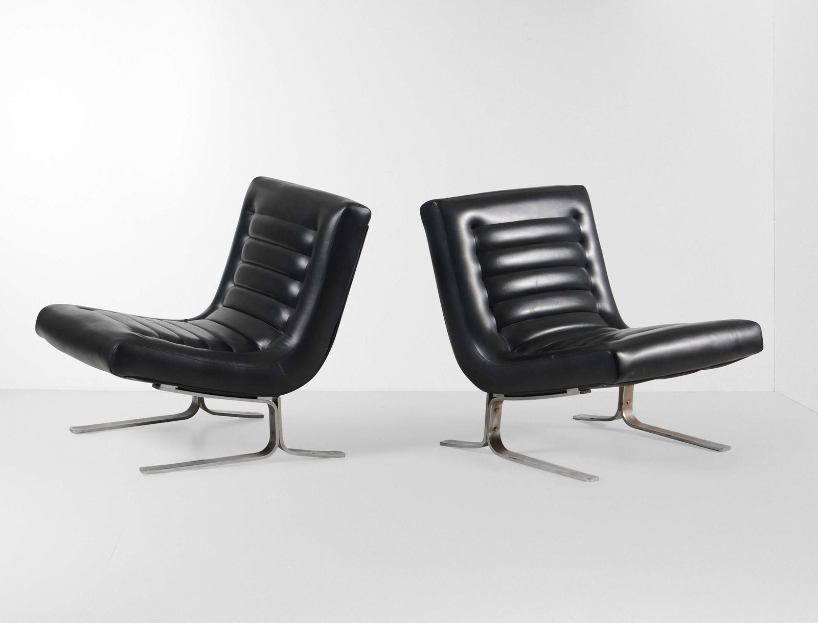 Gianni Moscatelli,: Coppia di poltrone con struttura e sostegni in acciaio, legno e rivestimento in pelle. Prod. Formanova, Italia, 1970 ca. cm 65x80x70