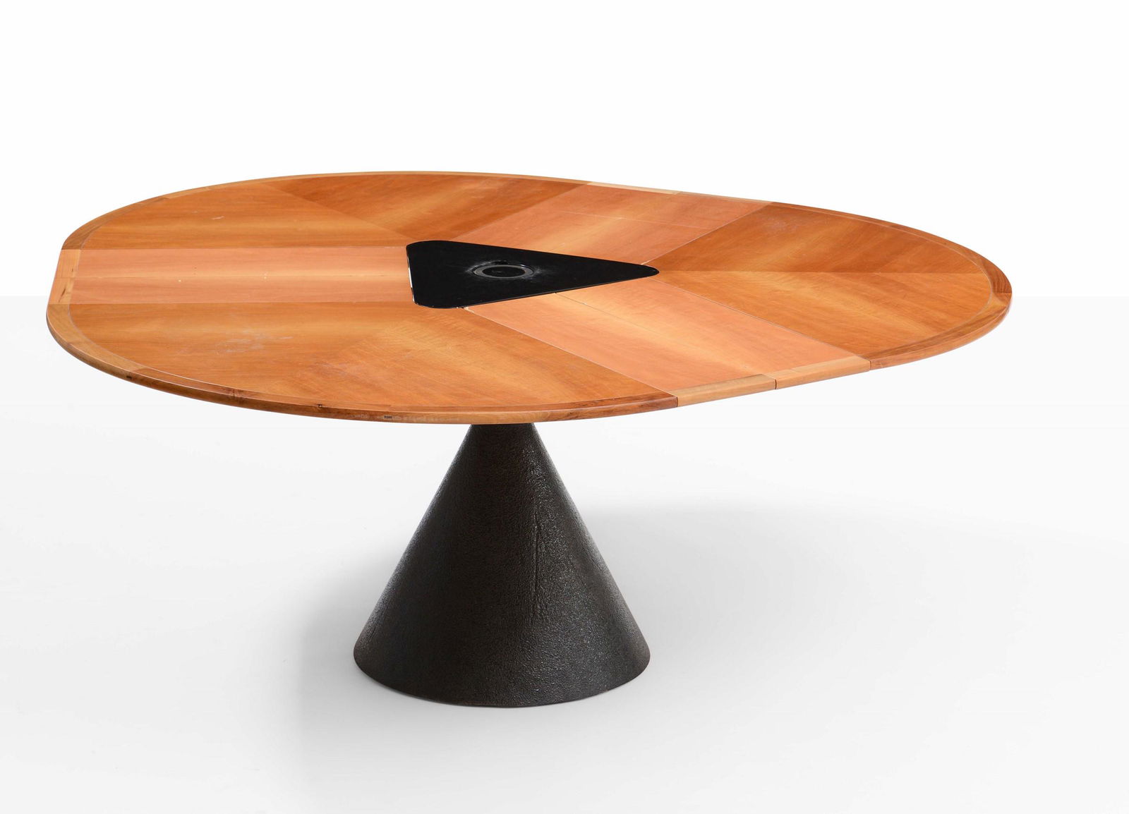 Francesco Fois,: Tavolo rotondo mod. Click allungabile con base in metallo laccato e piano in legno. Prod. Bernini, Italia, 1986 tavolo chiuso cm 140x73; tavolo aperto cm 174x180x73, Bibliografia G. Gramigna, Repertor