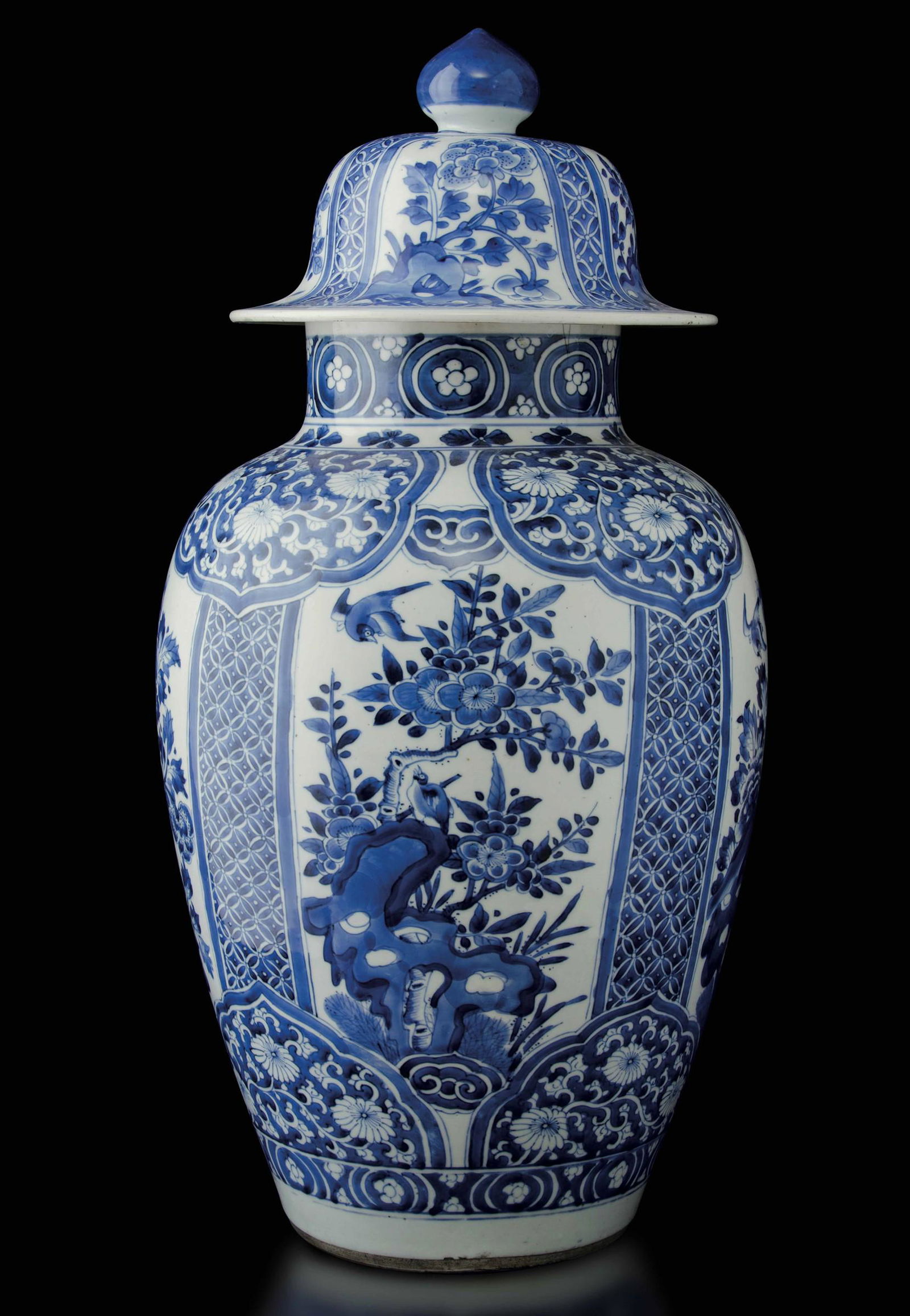A porcelain potiche, China, Qing Dynasty (1 of 1)