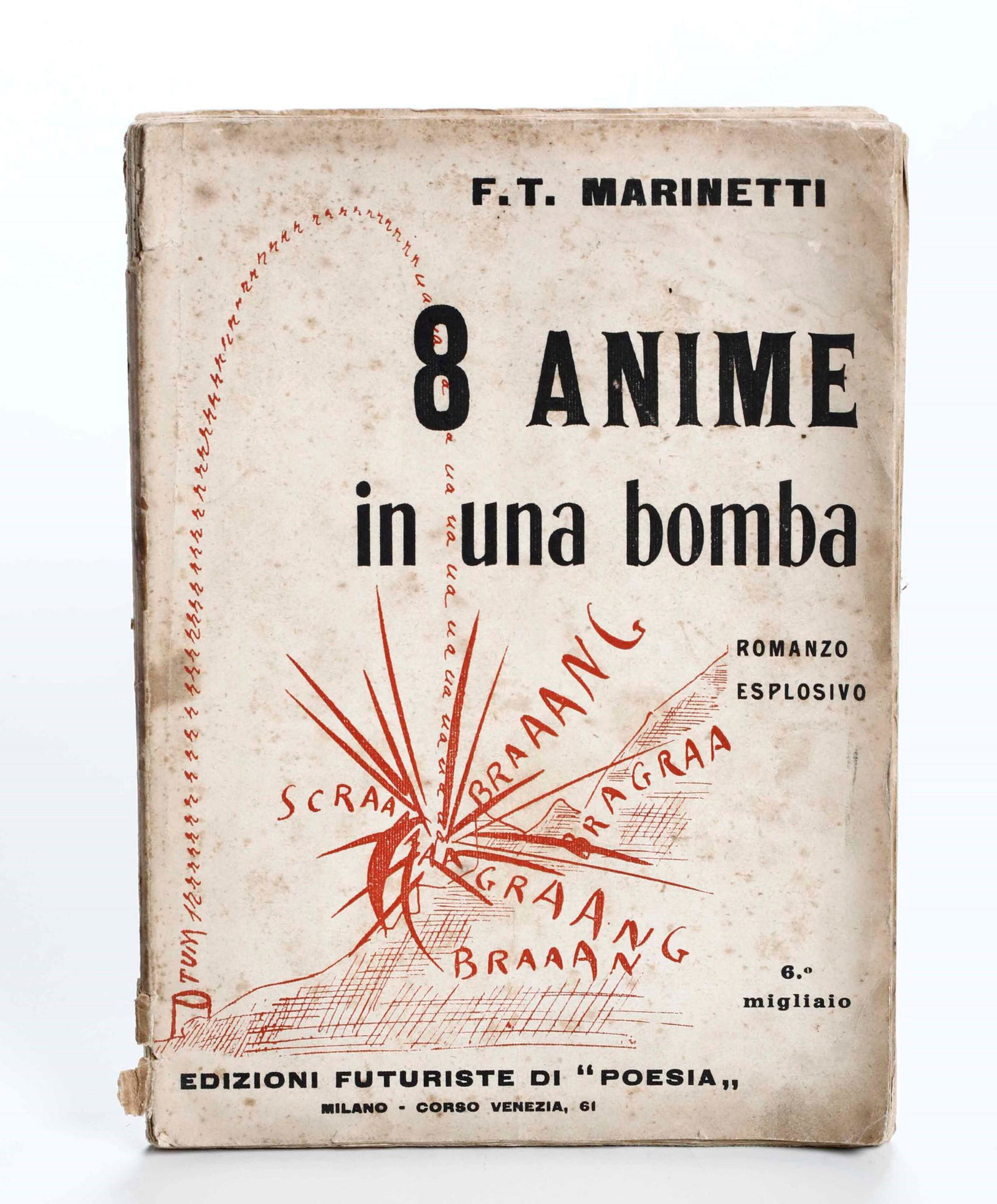 Filippo Tommaso Marinetti, 8 Anime e una bomba. Romanzo: In-8Â°. Cm 21,5 x 15,5. 135+(9) pp. Legatura in brossura editoriale figurata. Dorso. muto. Piccole mancanze al dorso. Fioriture e piccole macchiette marginali. Indicazione fittizia di 6Â° migliaio
