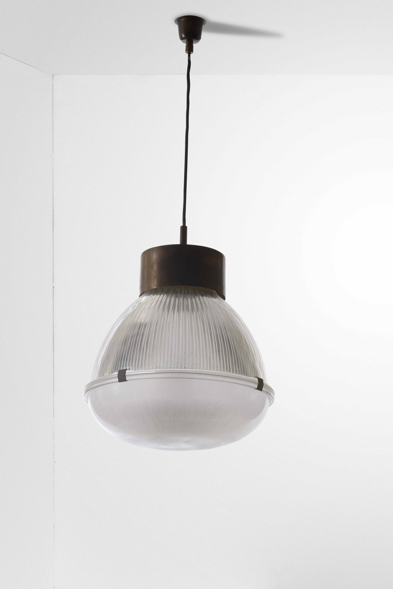 Tito Agnoli,: Lampada a sospensione mod. 4409 con struttura in ottone e metallo laccato. Diffusori in vetro stampato. Prod. Oluce, Italia, 1958 cm 35x72