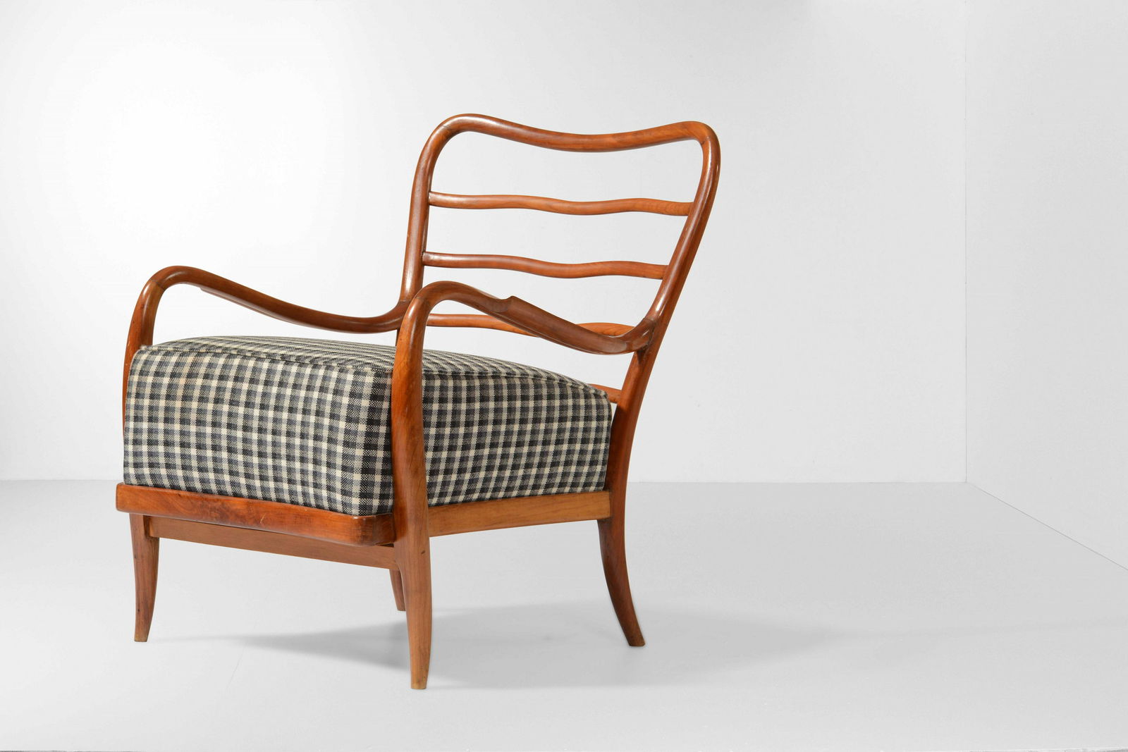 Poltrona con struttura e sostegni in legno e (1 of 1)