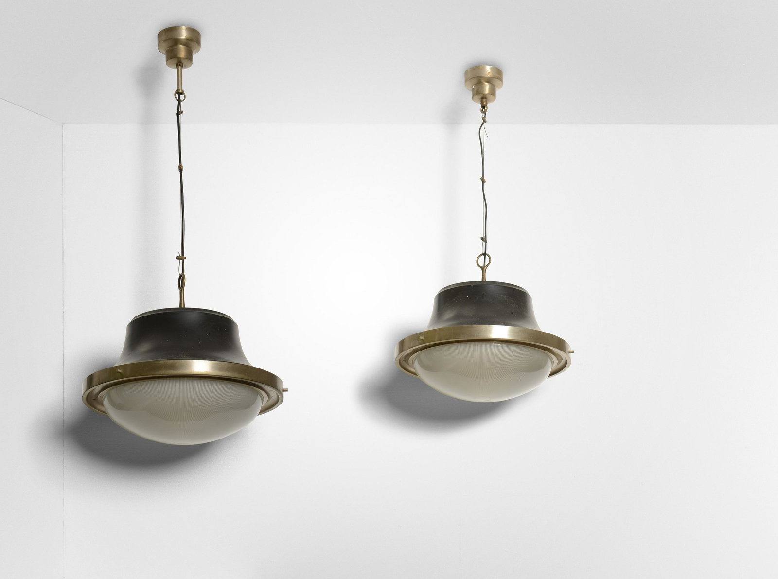 Sergio Mazza,: Coppia di lampade a sospensione mod. Tau in metallo e diffusore in vetro stampato. Prod. Italia, 1970 ca. cm 45x45x95