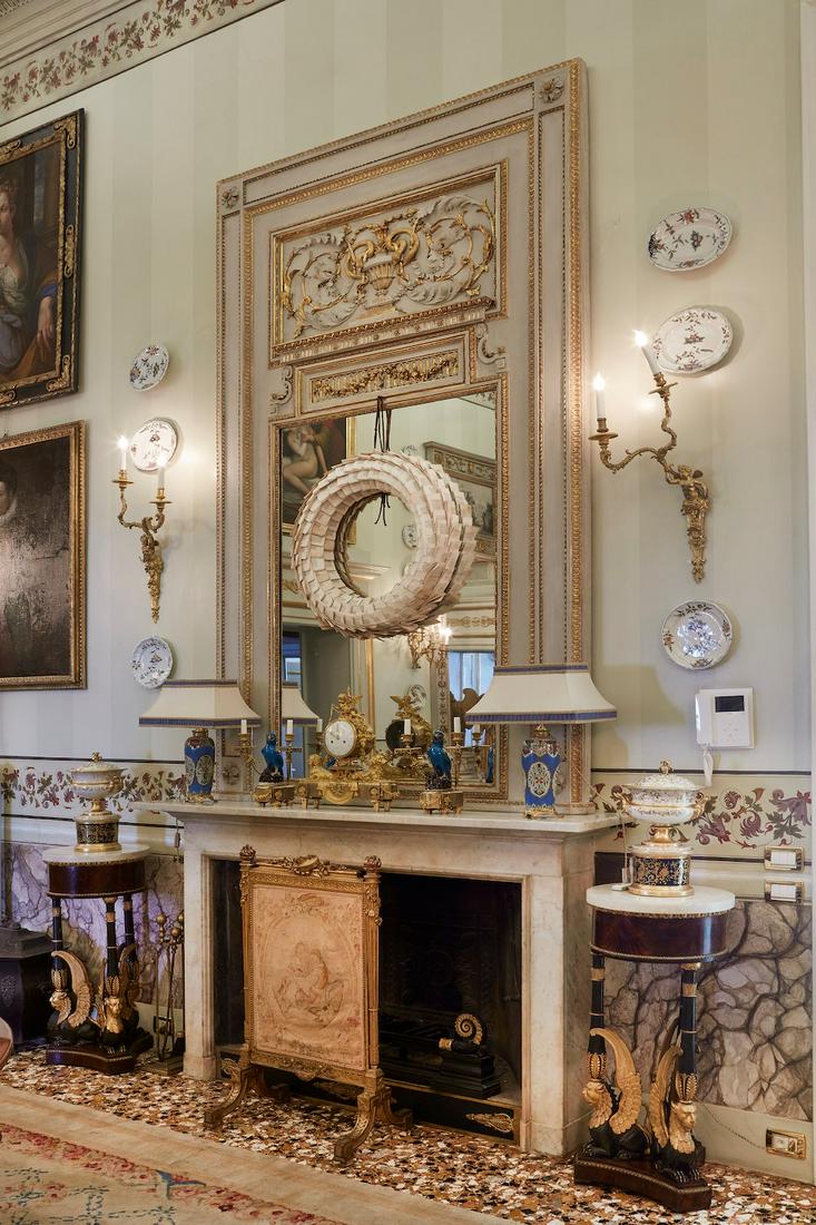 Caminiera Luigi XVI in legno intagliato, laccato e (1 of 2)