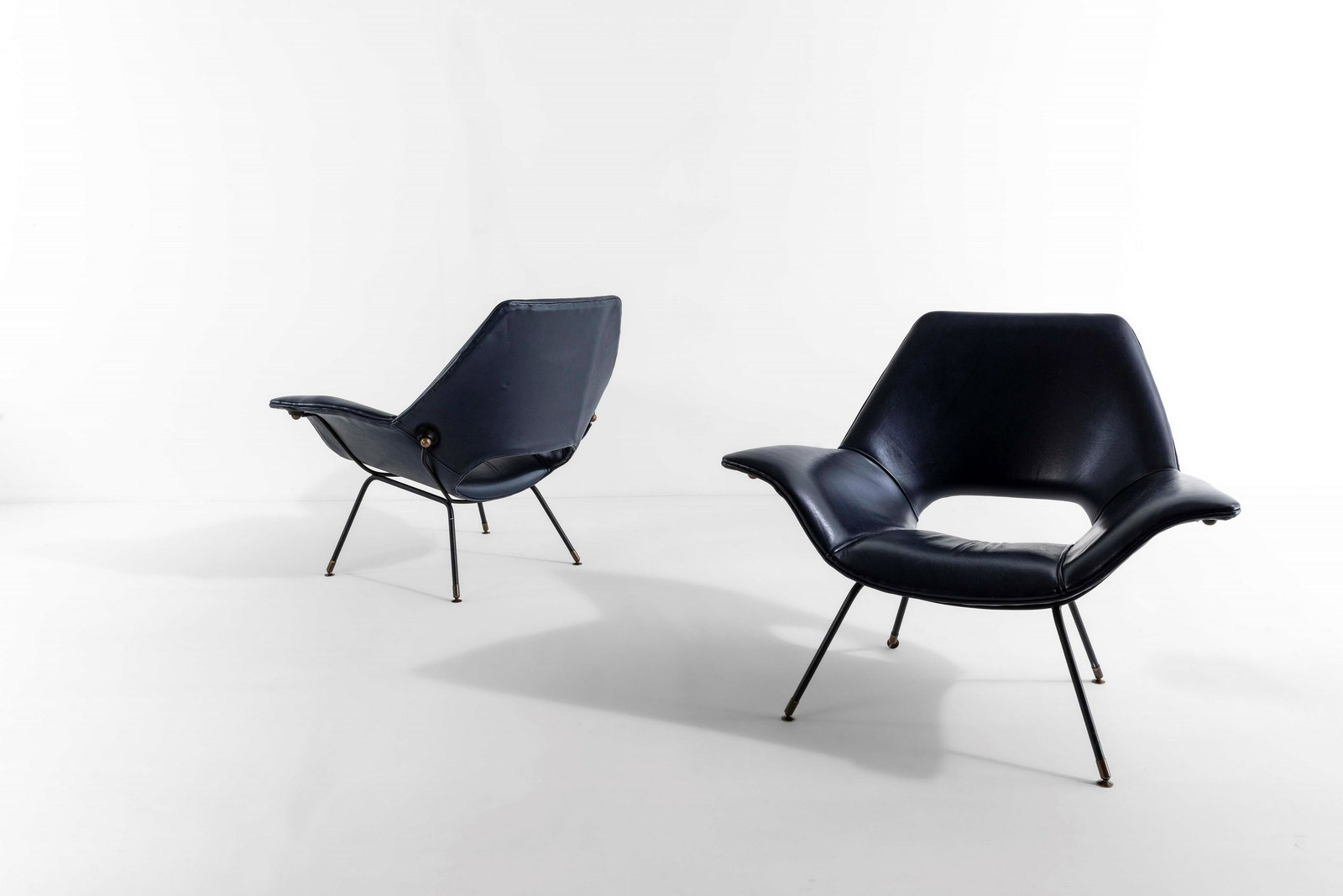 Augusto Bozzi,: Coppia di poltrone con struttura in tondino di metallo laccato e compensato curvato, particolari in ottone. Rivestimenti in pelle., Prod. Saporiti, Italia, 1950 ca., W. 98 - D. 83 - H. 83 Cm