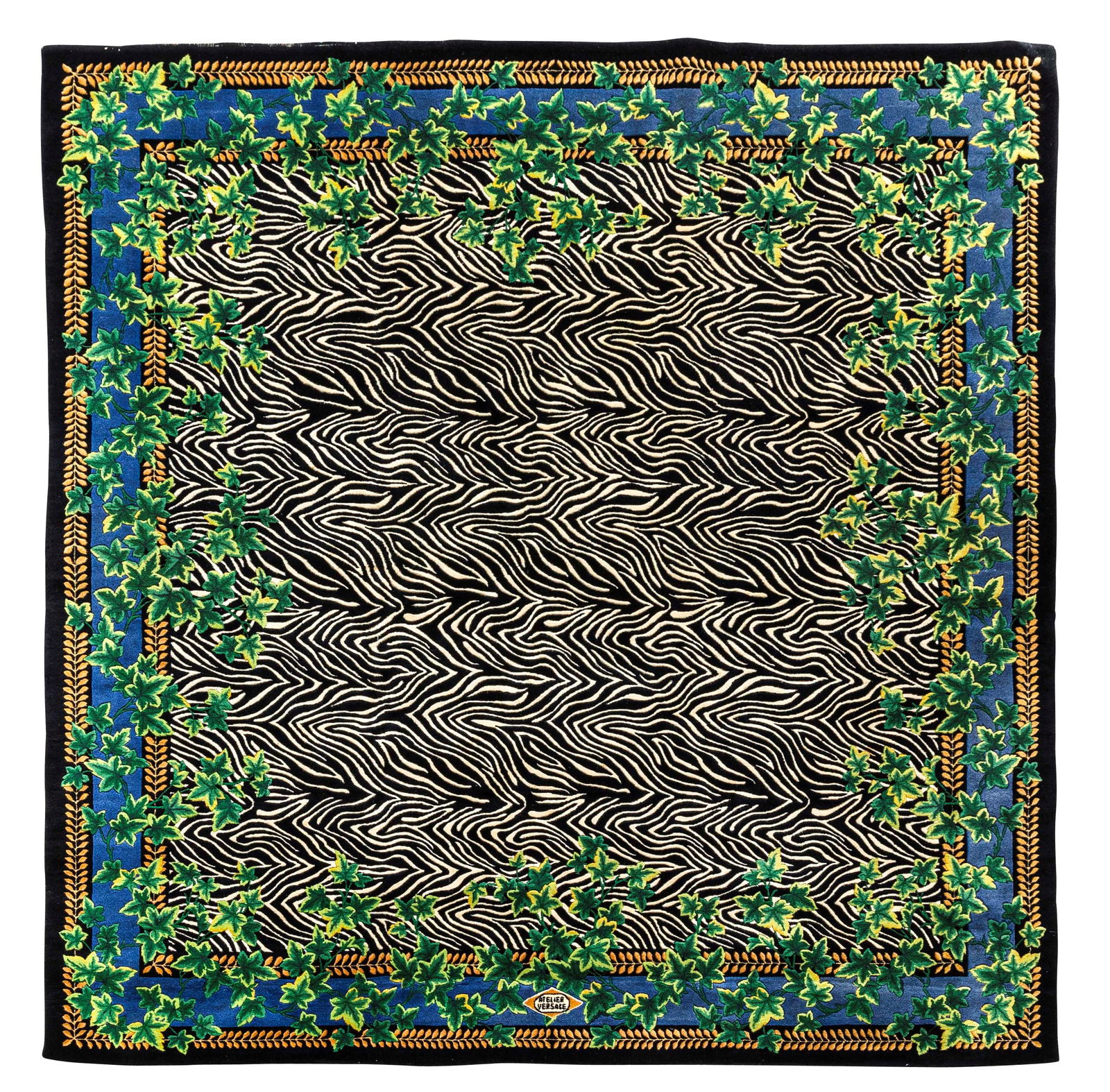 Gianni Versace: Un tappeto in lana intrecciata., Etichetta della produzione., Prod. Atelier Versace, Italia, 1990 ca., W. 239 - D. 239 - H. 2 Cm