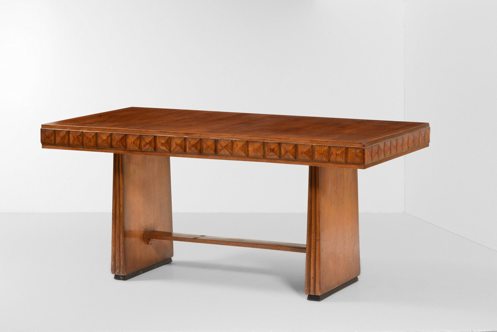 Tavolo con struttura in legno.: Piano con rivestimenti in legno a diamante. Sostegni in legno grissinato., Prod. Italia, 1940 ca., W. 169 - D. 89 - H. 78 Cm