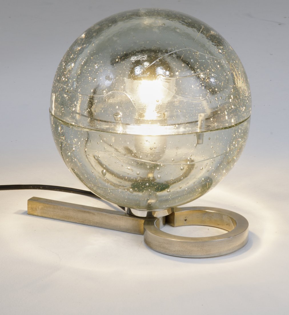 Poliarte: Lampada da tavolo con sostegno in metallo cromato e diffusore in vetro., Prod. Poliarte, Italia, 1970 ca., W. 29 - D. 24 - H. 26 cm