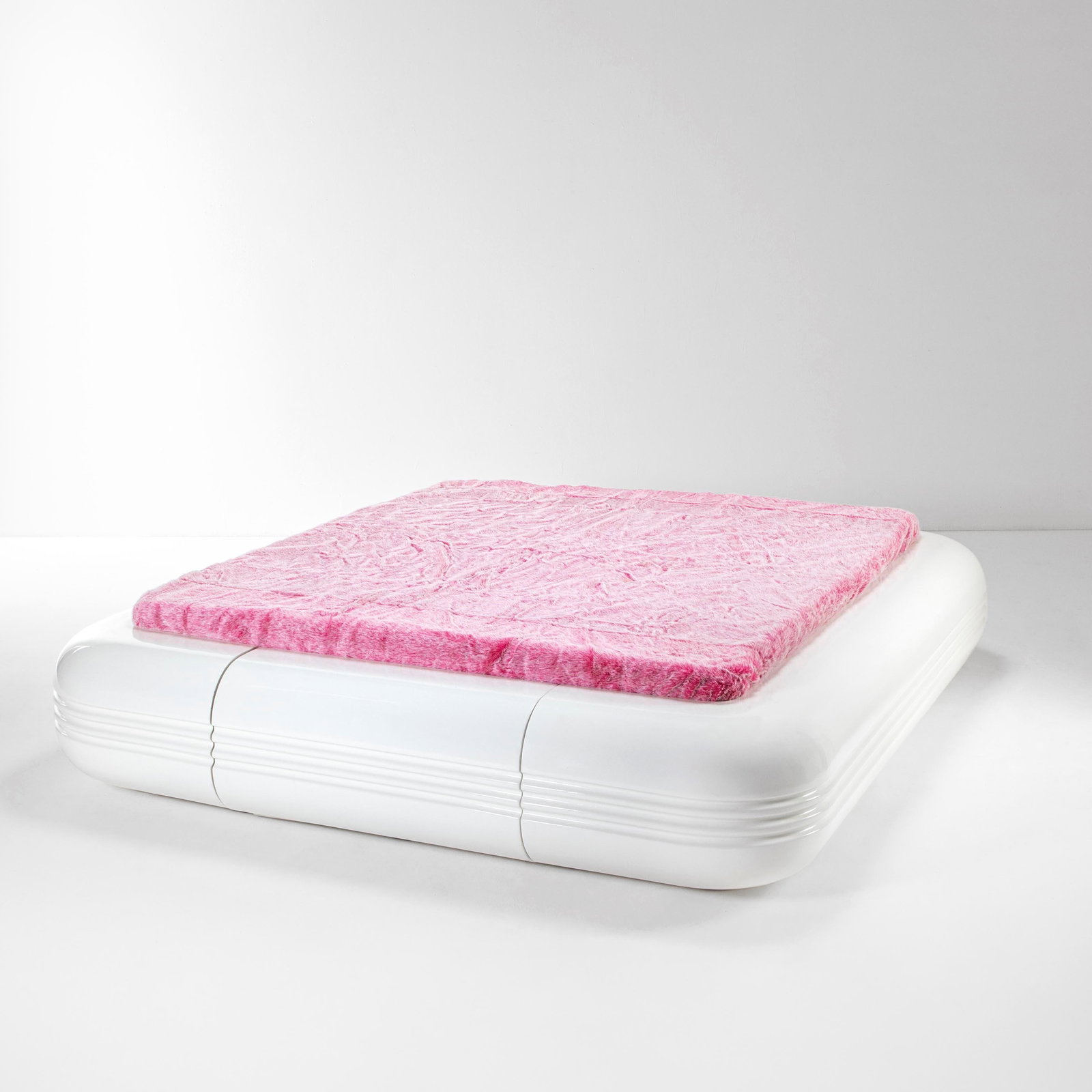 Superstudio, Rare Onos bed with polyester resin and: curved with reinforcing ribbing, perimeter frame. Wire mesh, mattress and blanket in original fabric., From the Giovannetti Collection - Pistoia, Italy Exhibited at the PAC exhibition in Milan in 2015