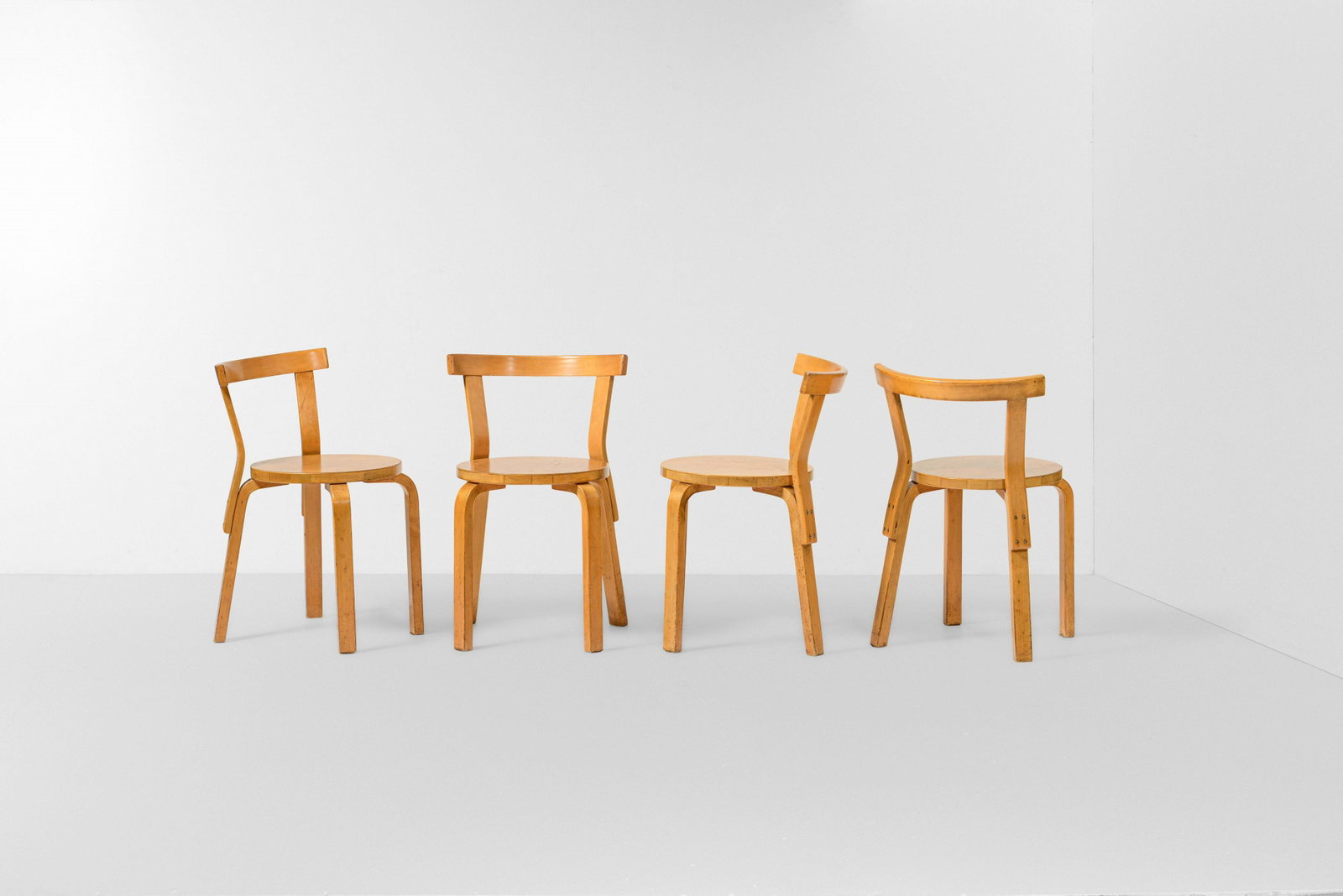 Alvar Aalto: Quattro sedie Artek, mod. 68, in legno e legno curvato., Disegno originale del 1935., Prod. Artek, Fillandia, 1950 ca., cm 45x45x68
