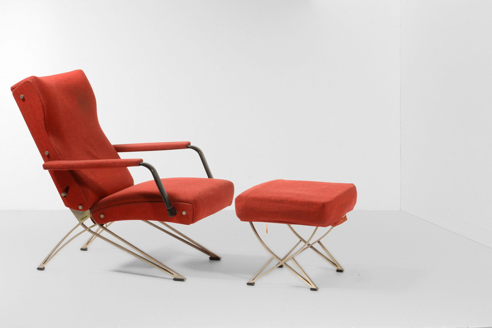 Formanova: Poltrona reclinabile con pouf. Struttura in metallo e rivestimenti in tessuto.Prod. Formanova, Italia, 1960 ca., W. 78 - D. 100 - H. 95 Cm