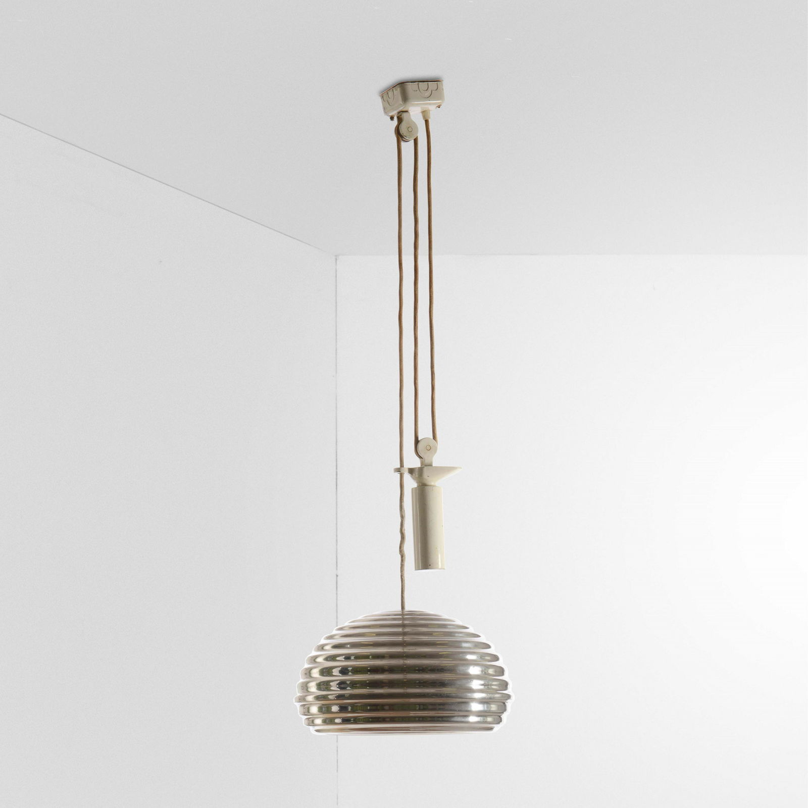 Achille Castiglioni, Piergiacomo Castiglioni, Gino: Lampada mod. Splugen ad altezza variabile. Struttura in metallo smaltato e alluminio., Prod. Arteluce, Italia, 1960 ca., W. 40 - H. 180 Cm, Bibliografia, G. Gramigna, Repertorio del design italiano 19