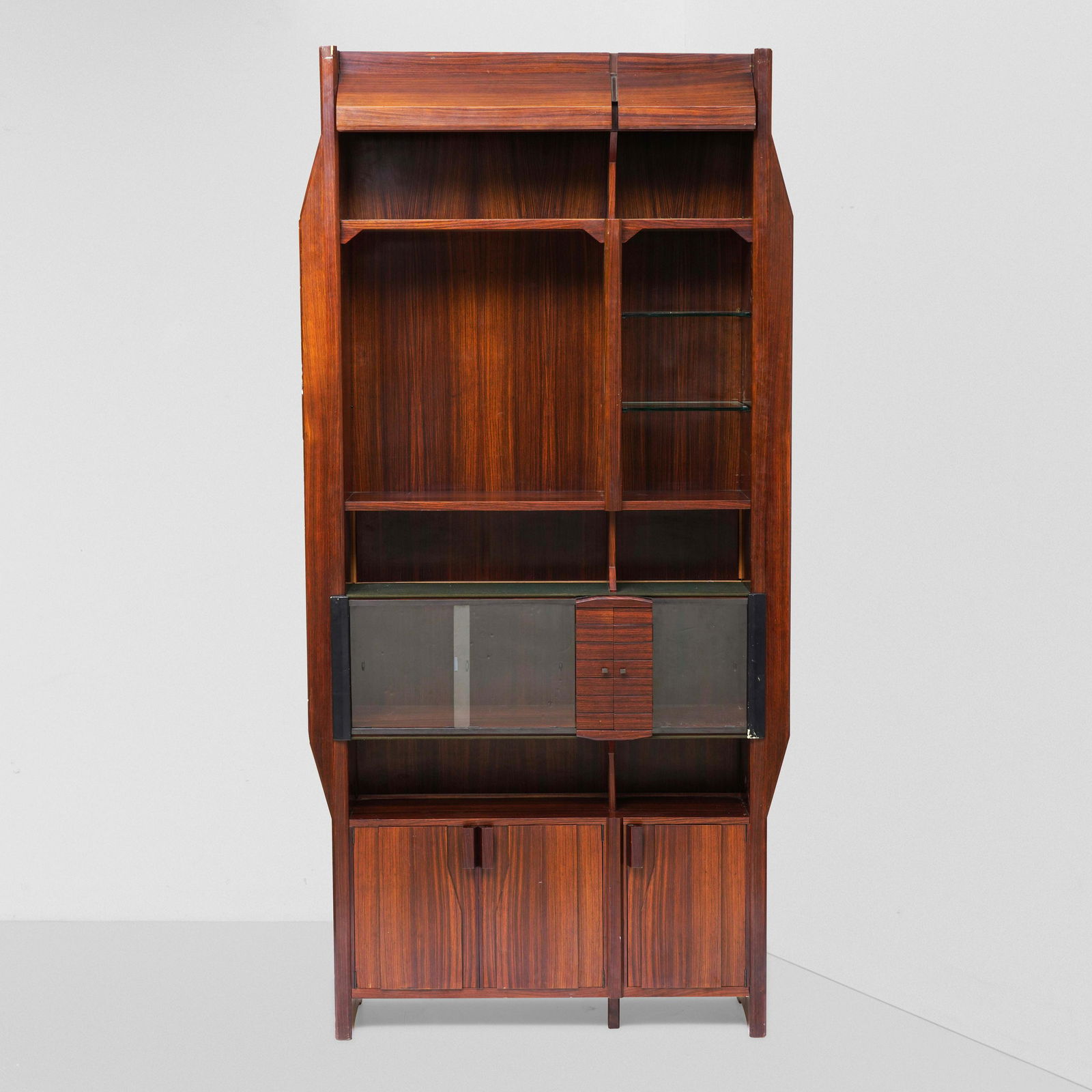 Renato Angeli: Libreria con struttura in legno ed ante in vetro., Prod. Italia, 1960 ca., W. 140 - D. 45 - H. 288 Cm