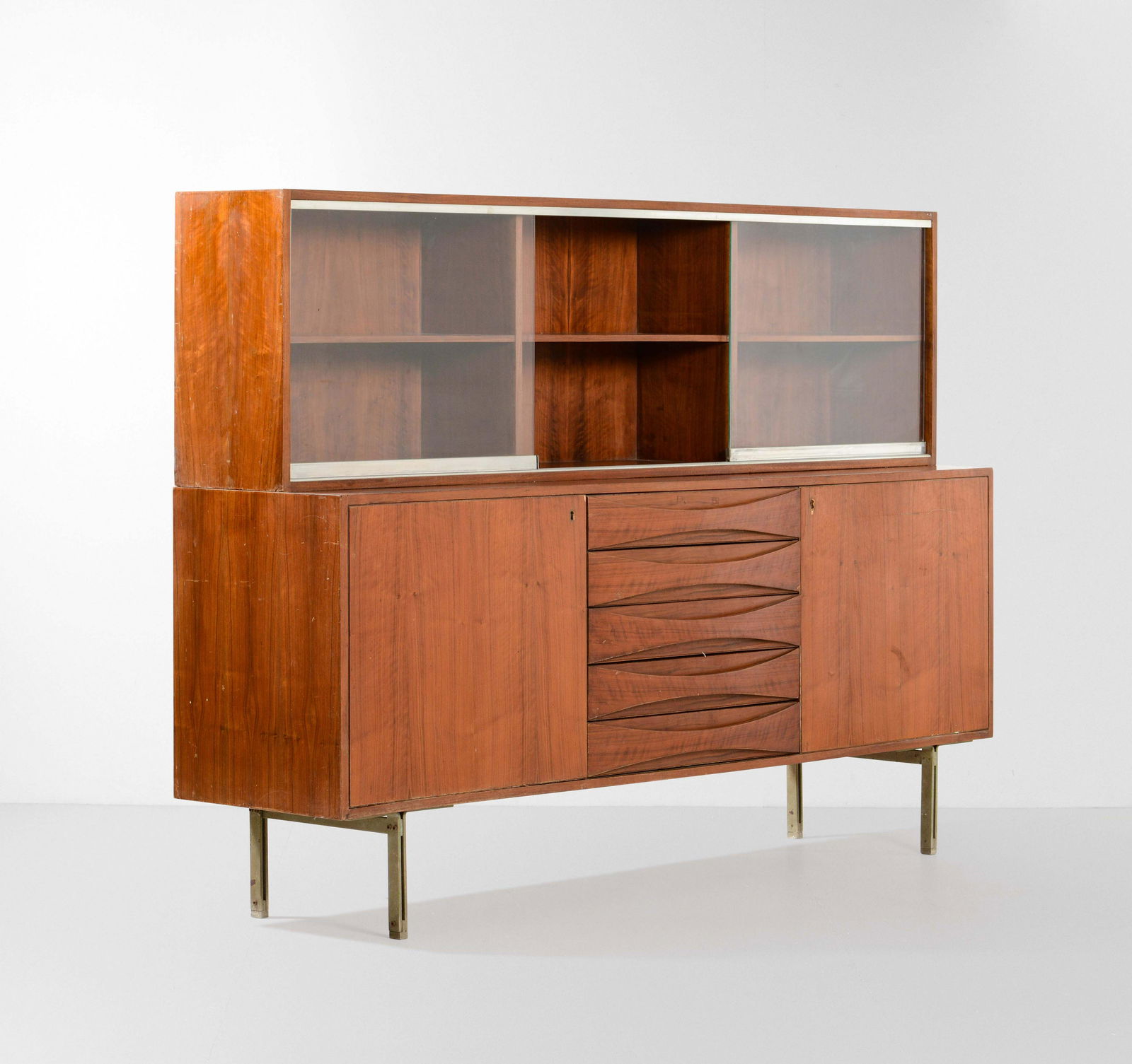 Arne Vodder: Mobile contenitore con struttura in legno e sostegni in metallo. Vetrina in legno con ante scorrevoli in vetro., Prod. Danimarca, 1960 ca., cm 190x45x136