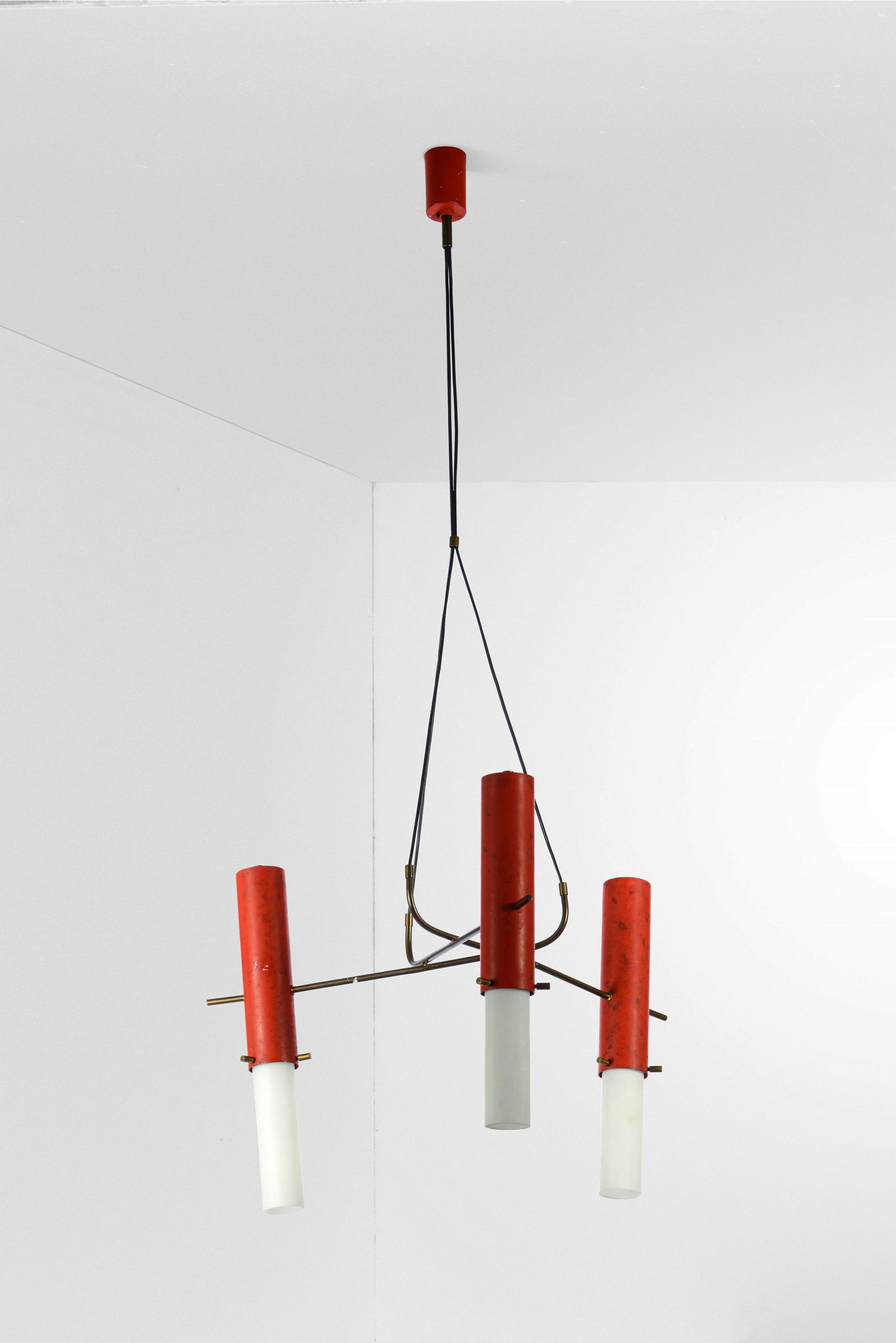 Esperia: Lampada a sospensione con struttura in metallo laccato e ottone, diffusori in vetro opalino., Prod. Italia, 1960 ca., W. 45 - D. 45 - H. 130 Cm