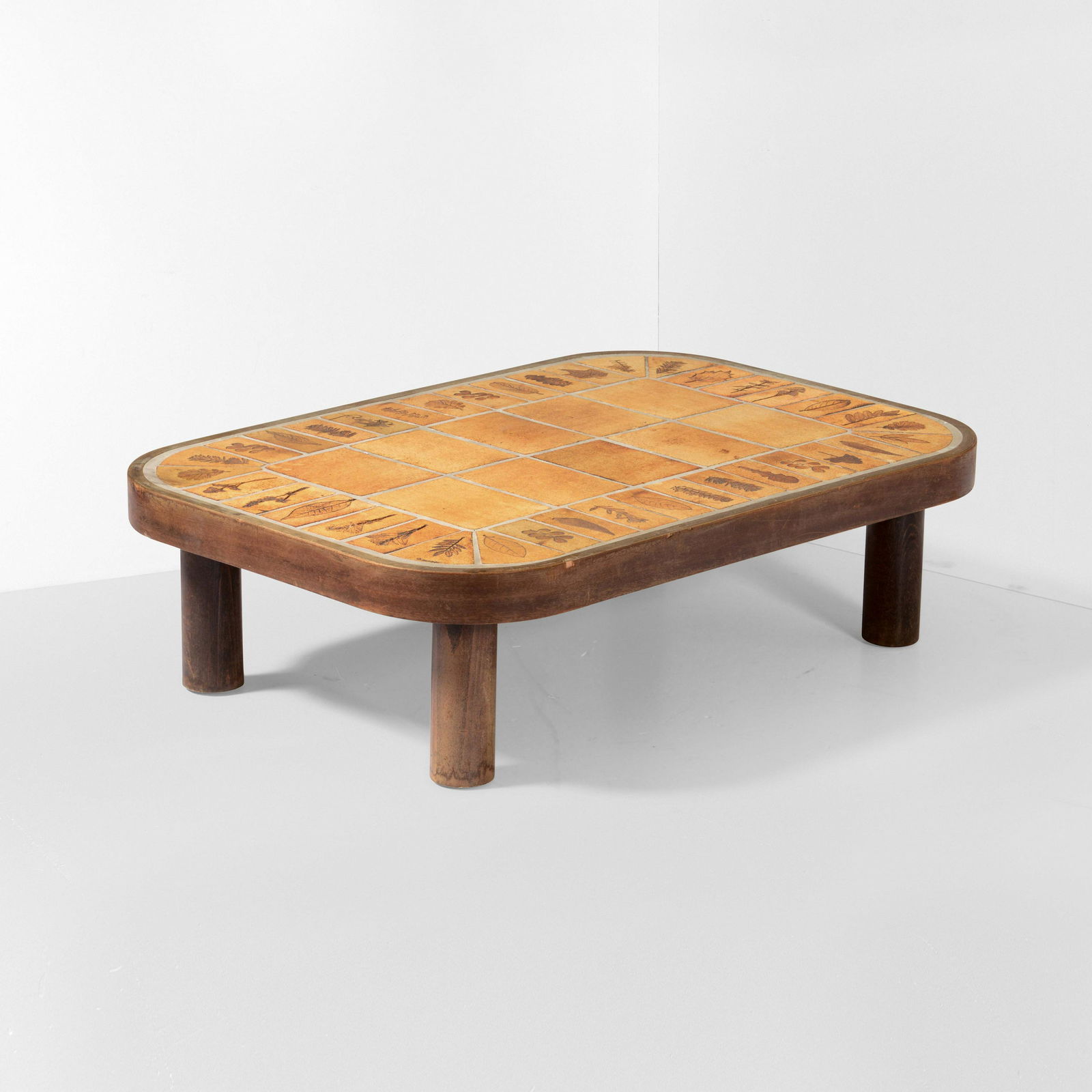 Roger Capron: Tavolo basso con struttura in legno e piano in ceramica., Prod. Francia, 1970 ca., W. 97 - D. 68 - H. 28 Cm