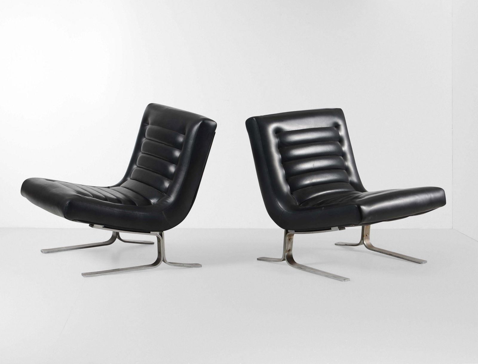 Gianni Moscatelli: Coppia di poltrone con struttura e sostegni in acciaio, legno e rivestimento in pelle. , Prod. Formanova, Italia, 1970 ca., cm 65x80x70