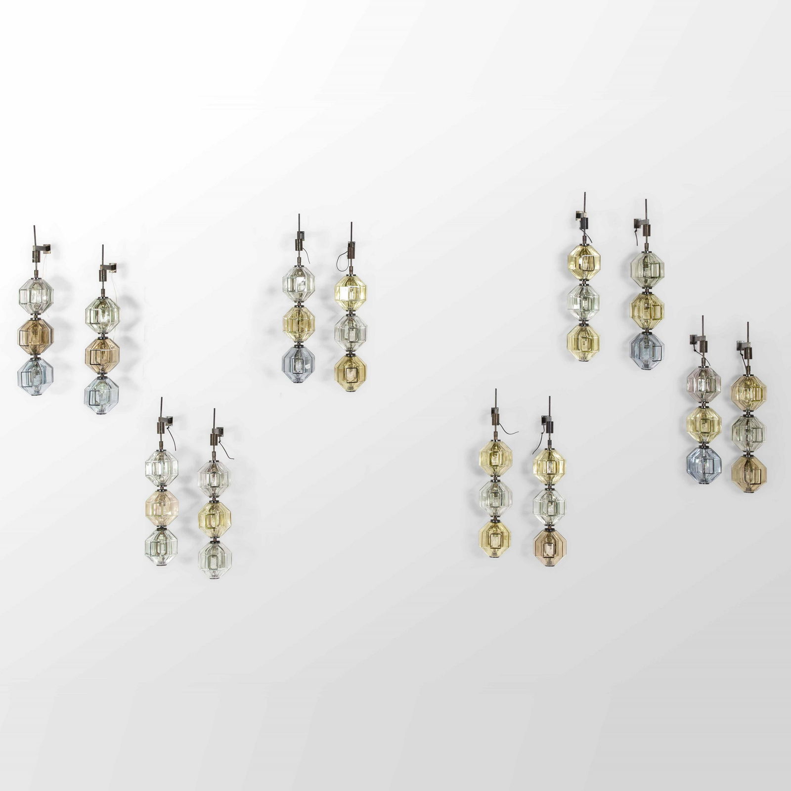 Vinicio Vianello: Dodici lampade a parete con struttura in metallo e diffusori in vetro di Murano colorato., Prod. Vistosi, Italia, 1957, W. 20 - D. 24 - H. 85 Cm