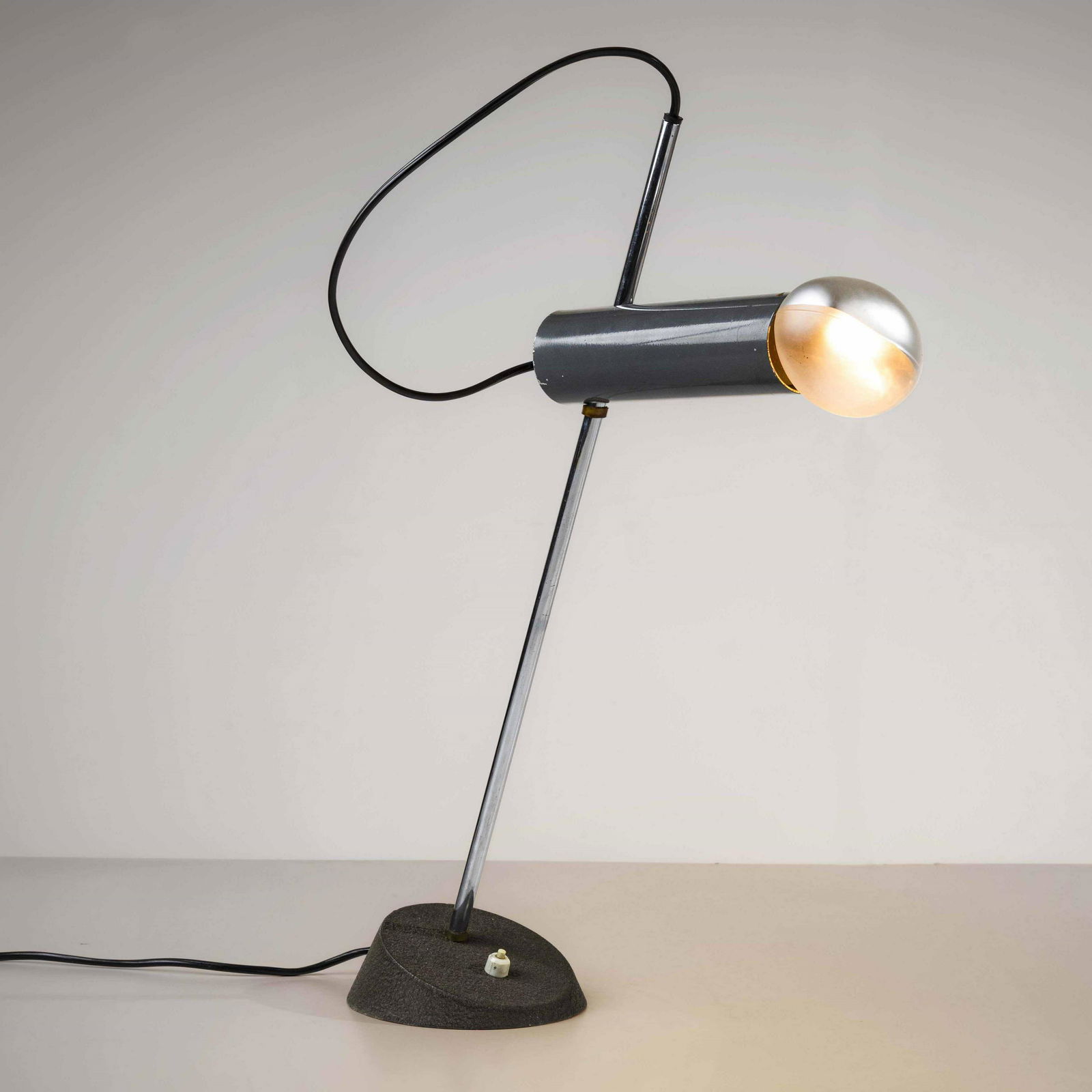 Gino Sarfatti: Lampada da tavolo mod. 566 con base in ghisa, struttura in metallo cromato e diffusore in alluminio laccato., Prod. Arteluce, Italia, 1956, W. 30 - D. 13 - H. 50 Cm, Bibliografia, M. Romanelli, S. Sev