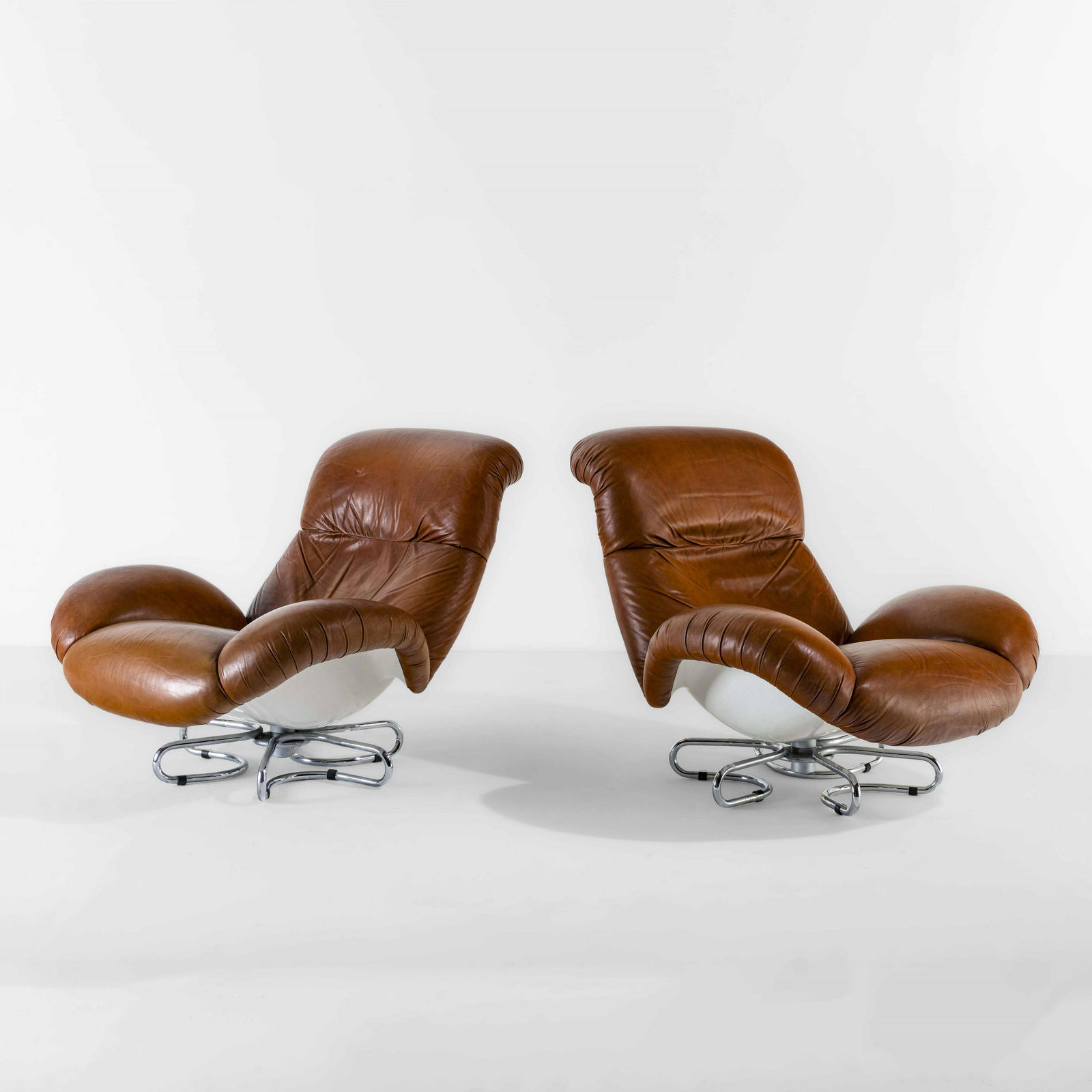 Bruno Gecchelin: Due poltrone mod. Bruge con scocca in polimero termoplastico e sostegni in metallo cromato. Rivestimenti in pelle., Prod. Busnelli, Italia, 1961, W. 94,5 - D. 110 - H. 80 Cm, Bibliografia, G. Gramigna