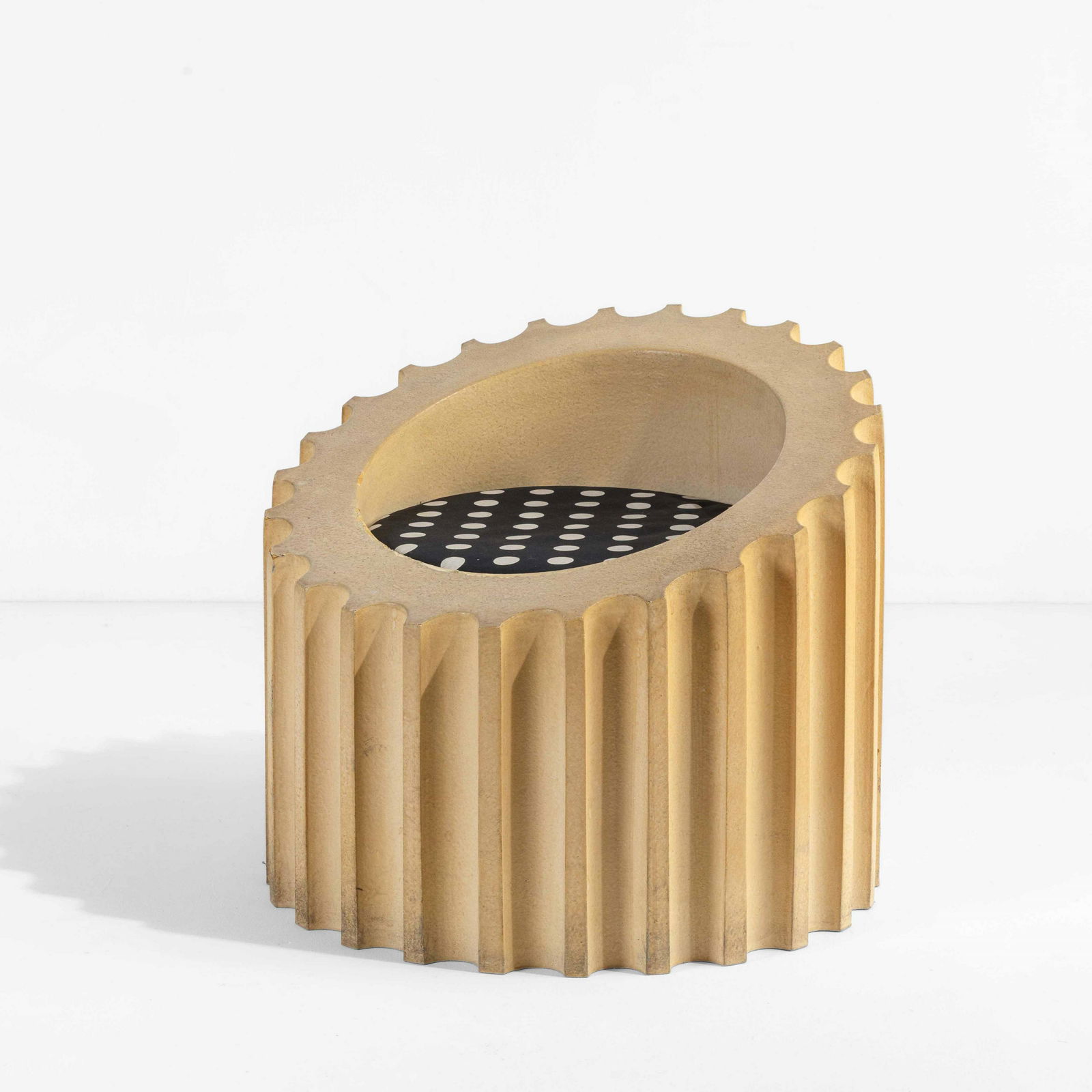 Studio 65: Poltrona scultorea mod. Attica con struttura in poliuretano espanso scolpito a mano., Edizione numerata 5/1000., Prod. Gufram, Italia, 1972, W. 70 - D. 73 - H. 64 Cm, Bibliografia, Catalogo originale.