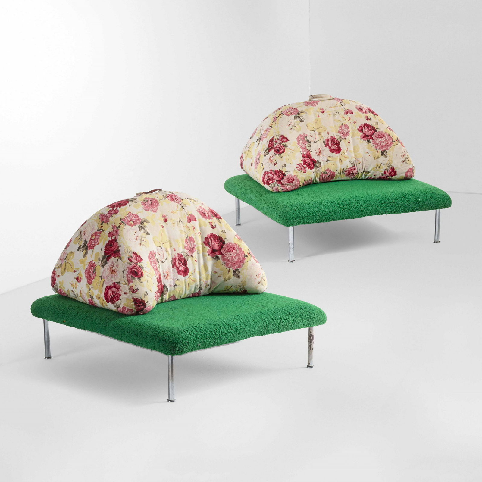 Giorgio Ceretti, Pietro Derossi e Riccardo Rosso: Coppia di poltrone mod. Wimbledon. , Struttura in metallo con rivestimenti in tessuto., La poltrona fa riferimento ad un metro quadro del prato del famoso campo da tennis inglese., Prod. Gufram, Itali