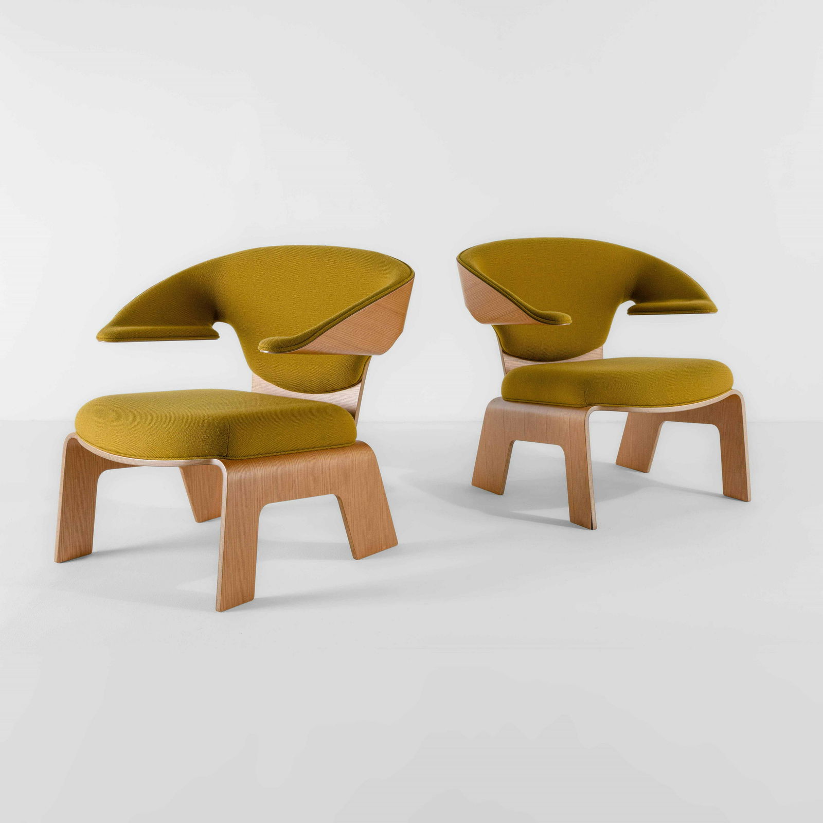 Kenzo Tange: Due poltrone con struttura in legno multistrato. Rivestimenti in tessuto., Etichetta di produzione., Disegno originale 1950 ca., Largh. 75,5 - Prof. 48 - Alt. 75,5 Cm Prod. Tendo Mokko, Giappone, 2000