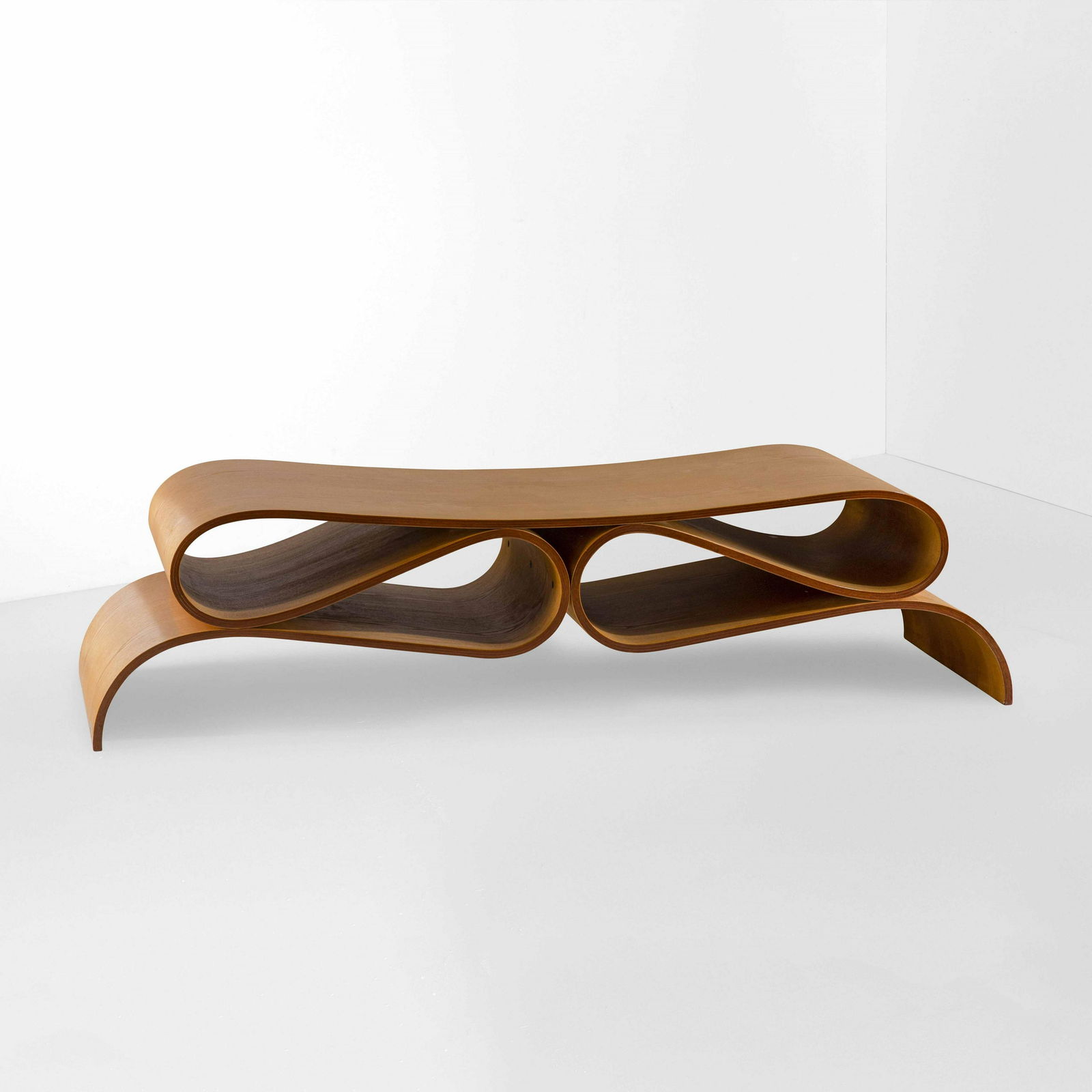 Agenore Fabbri: Panca mod. Nastro di Gala con struttura in legno compensato curvato., Collezione ABV. Marchio Originale., Prod. Tecno, Italia, 1991, W. 158 - D. 46 - H. 39 Cm, Bibliografia, C Fiell & P. Fiell, 1000 c