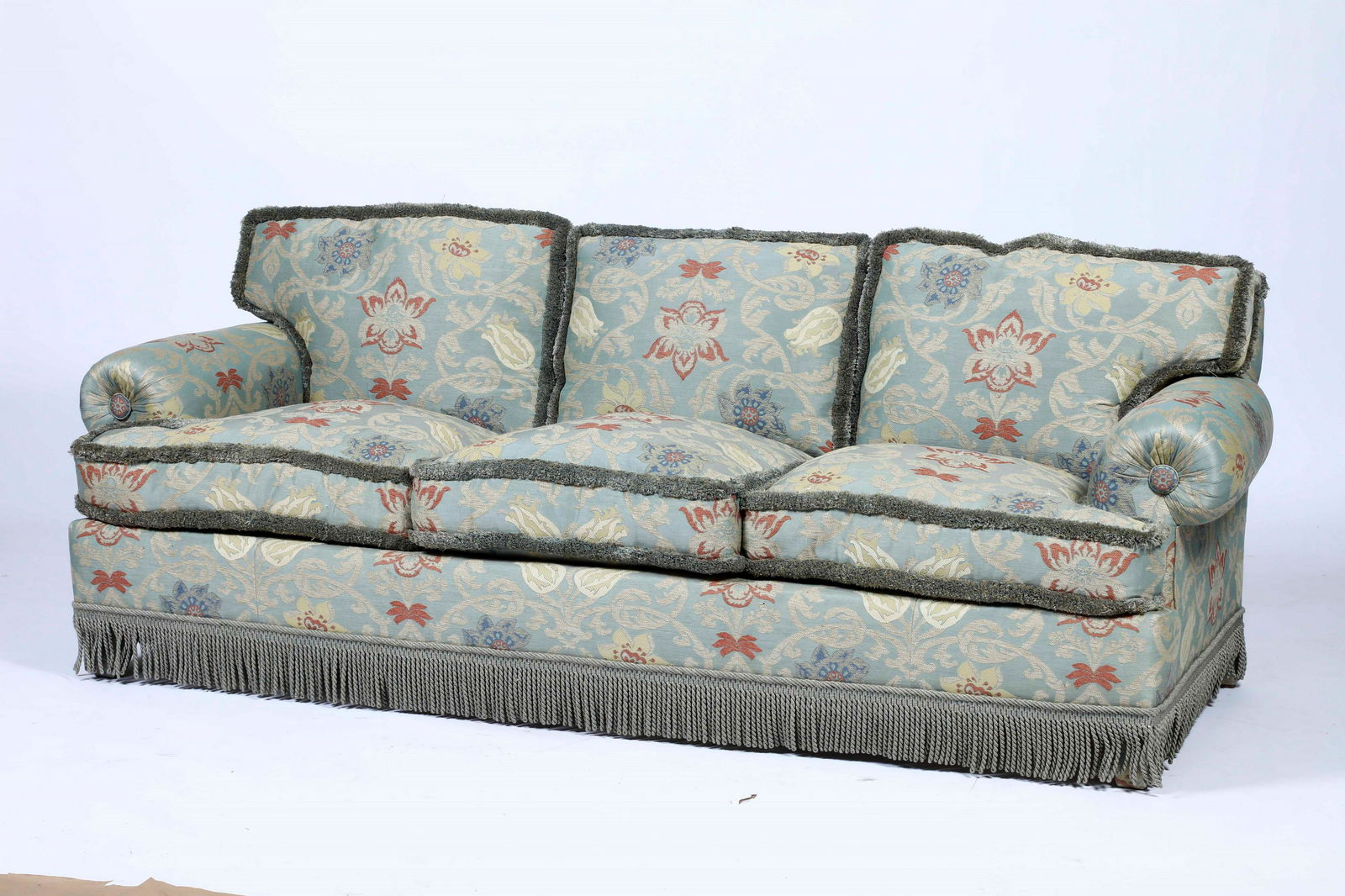 Divano a tre posti rivestito con stoffa Etro. XX secolo: W. 220 - D. 87 - H. 78 Cm