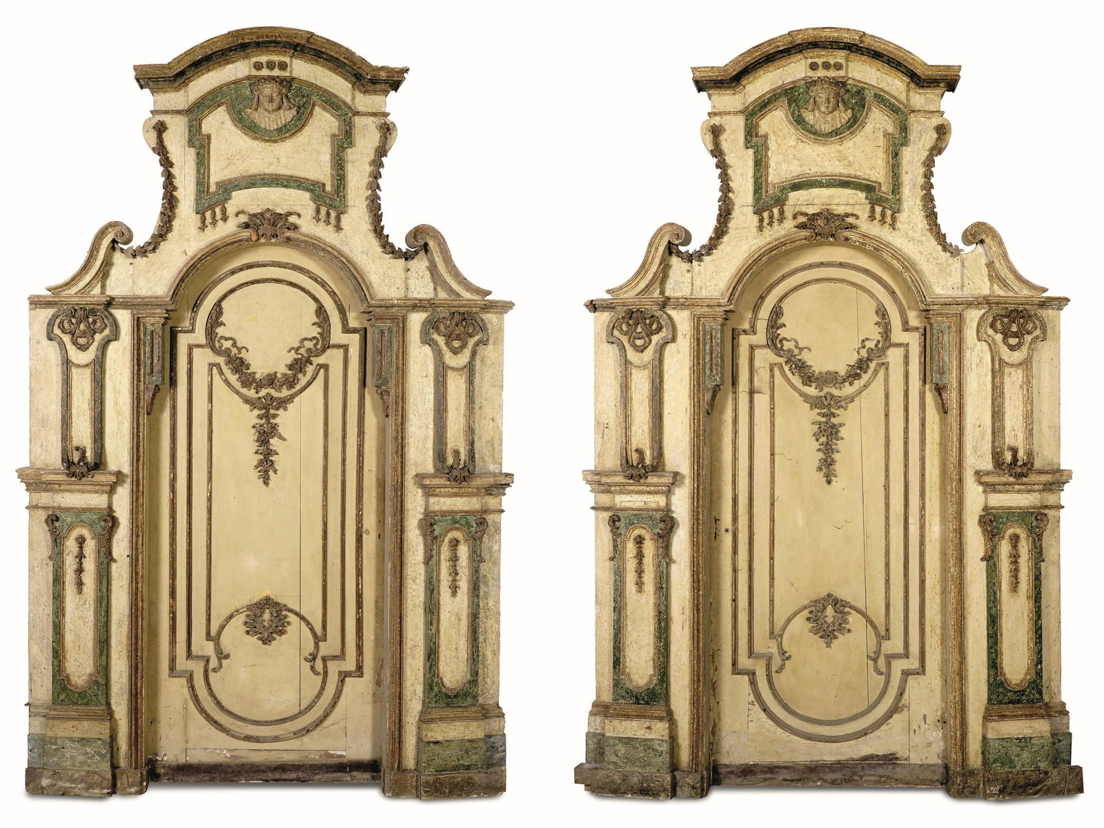 Coppia di importanti porte in legno intagliato, laccato e dipinto.: Attribuite a Filippo Juvarra (Messina 1678 - Madrid 1736). XVIII secolo Montanti a doppia lesena sovrapposta, di cui quella inferiore laccata a finto marmo, sottili cornici laccate arricchite da intag
