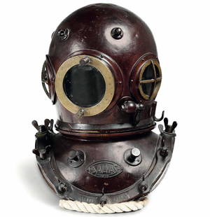 Casco di scafandro da palombaro in bronzo. Ditta Salvas, prima metÃ XX secolo: due finestre laterali e una frontale apribile, presa per l'aria e valvole funzionanti, dodici galletti per il fissaggio della tuta, W. 40 - D. 38 - H. 49 cm