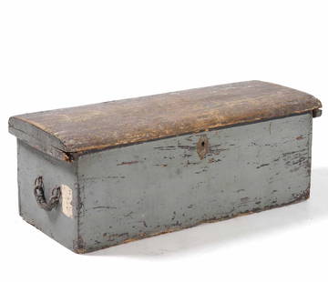 Cassa da marinaio con coperchio dipinto. XIX secolo: W. 112 - D. 46 - H. 42 Cm