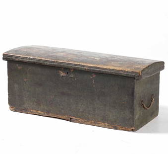 Cassa da marinaio con coperchio dipinto. XIX secolo: W. 117 - D. 49 - H. 47,5 Cm