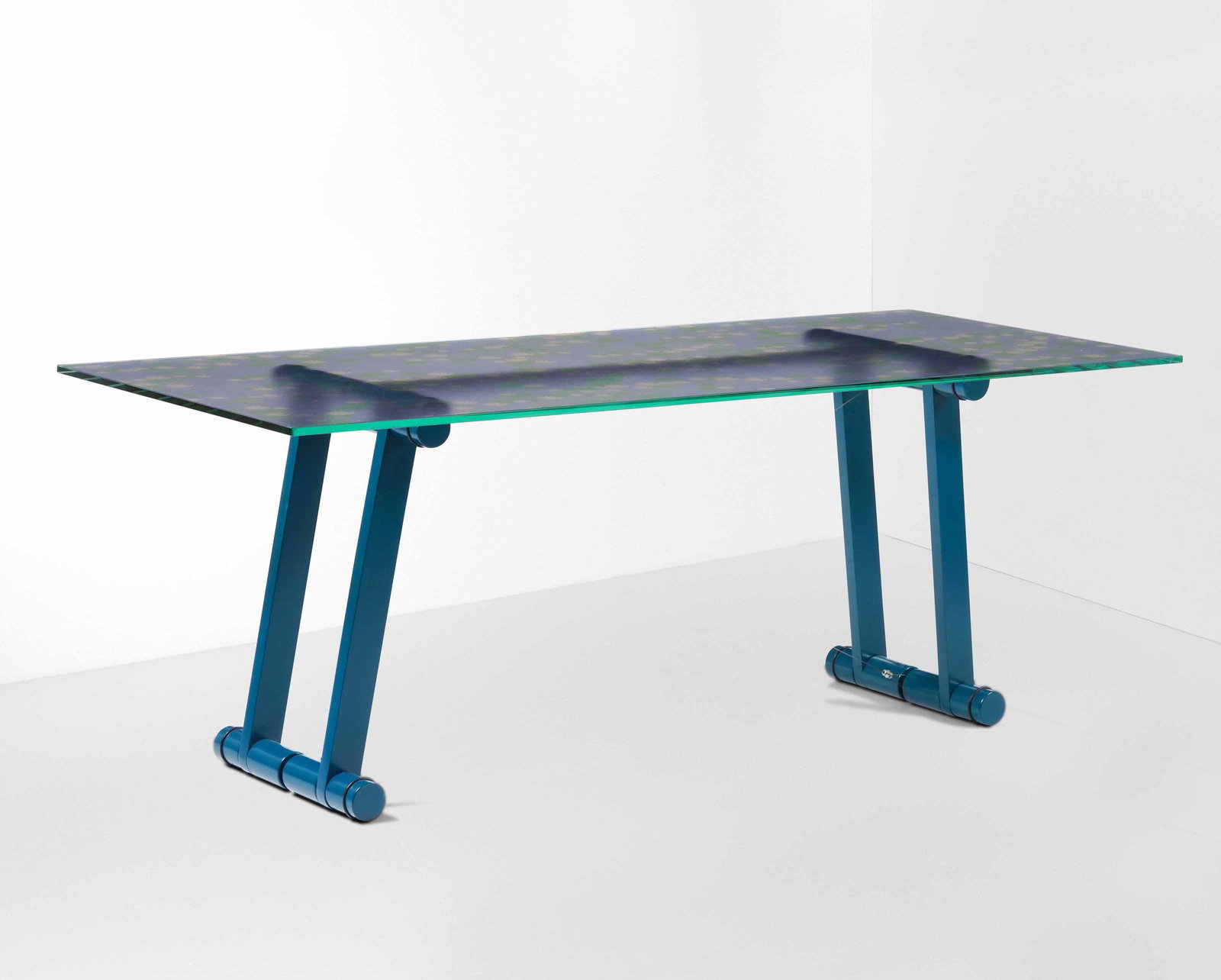 Superstudio: Tavolo mod. Teso con struttura in legno massello laccato e piano in cristallo. Tiranti in acciaio., Disegno originale 1972., Prod. Giovannetti, Italia, 1980 ca., W. 200 - D. 80 - H. 73 Cm
