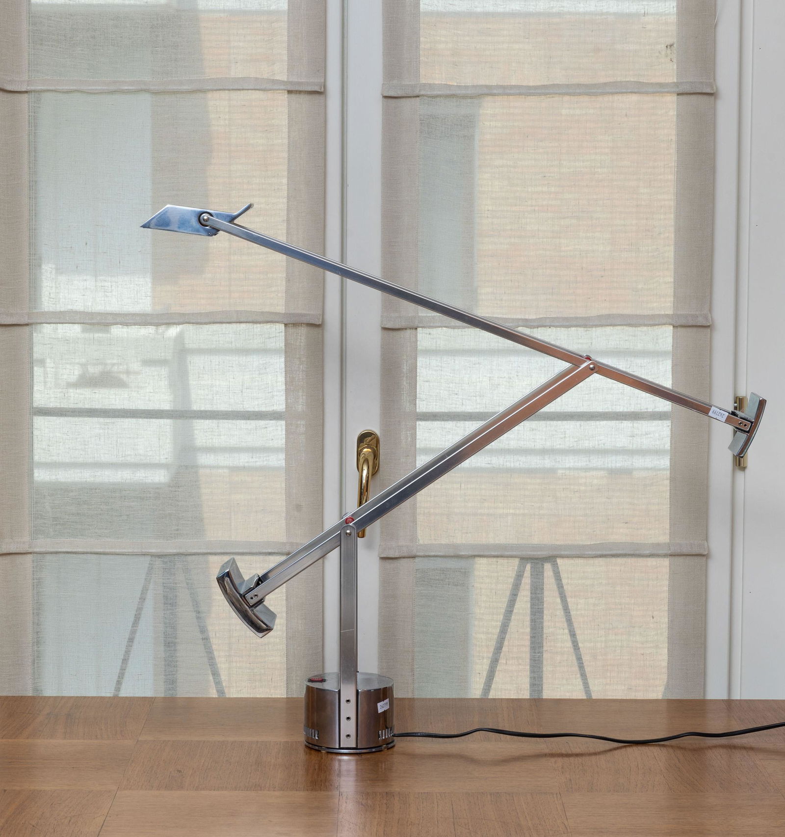 Richard Sapper: Lampada da tavolo orientabile mod. Tizio con struttura in acciaio cromato., Prod. Artemide, Italia, 1972