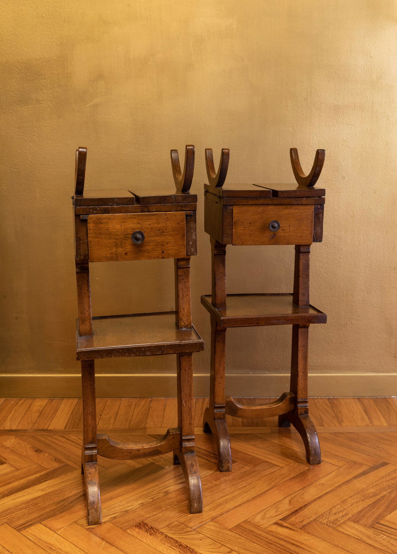 Coppia di tavolini in legno, elementi antichi (1 of 3)