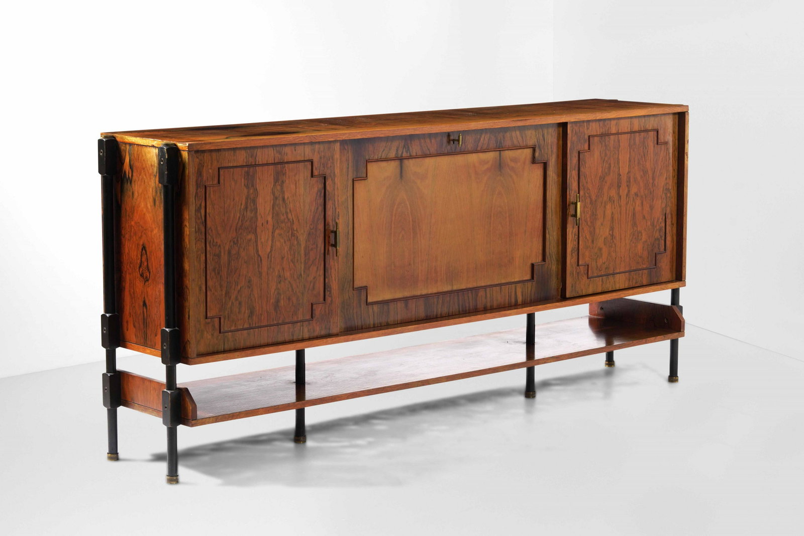 Mobile contenitore: Struttura in legno., Prod. Italia, 1950 ca., W. 208 - D. 43 - H. 93 Cm
