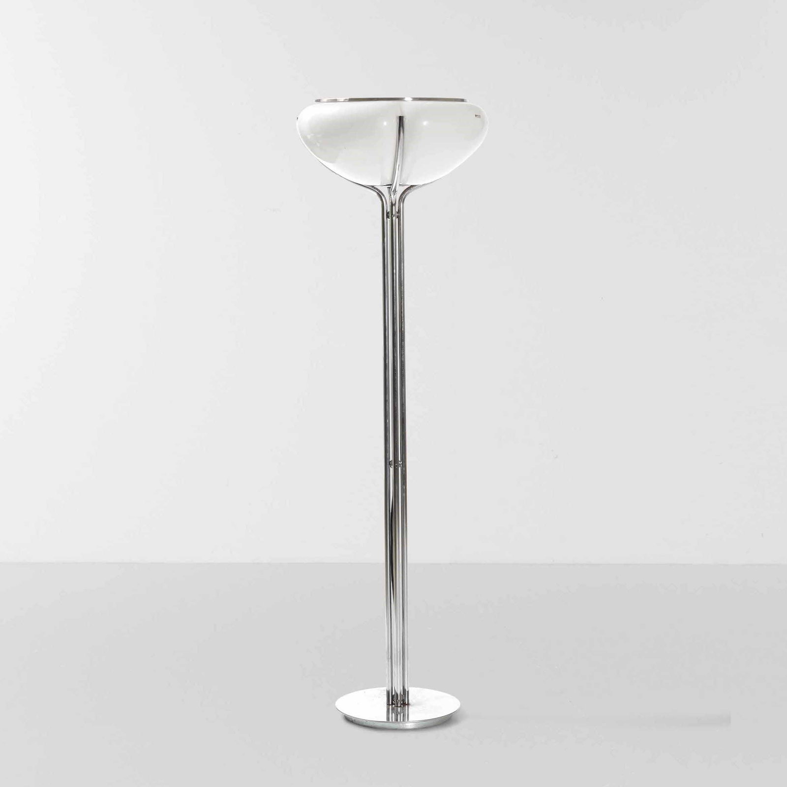 Harvey Guzzini Lampada da terra: Struttura in metallo cromato e diffusore in metacrilato.¶Prod. Guzzini, Italia, 1970 ca.