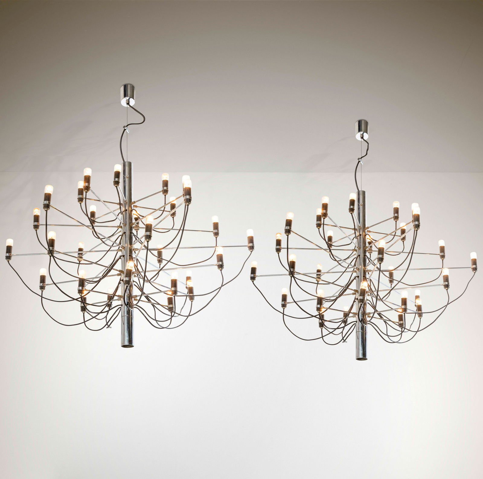 Gino Sarfatti Due lampade a sospensione mod. 2097/30 (1 of 1)