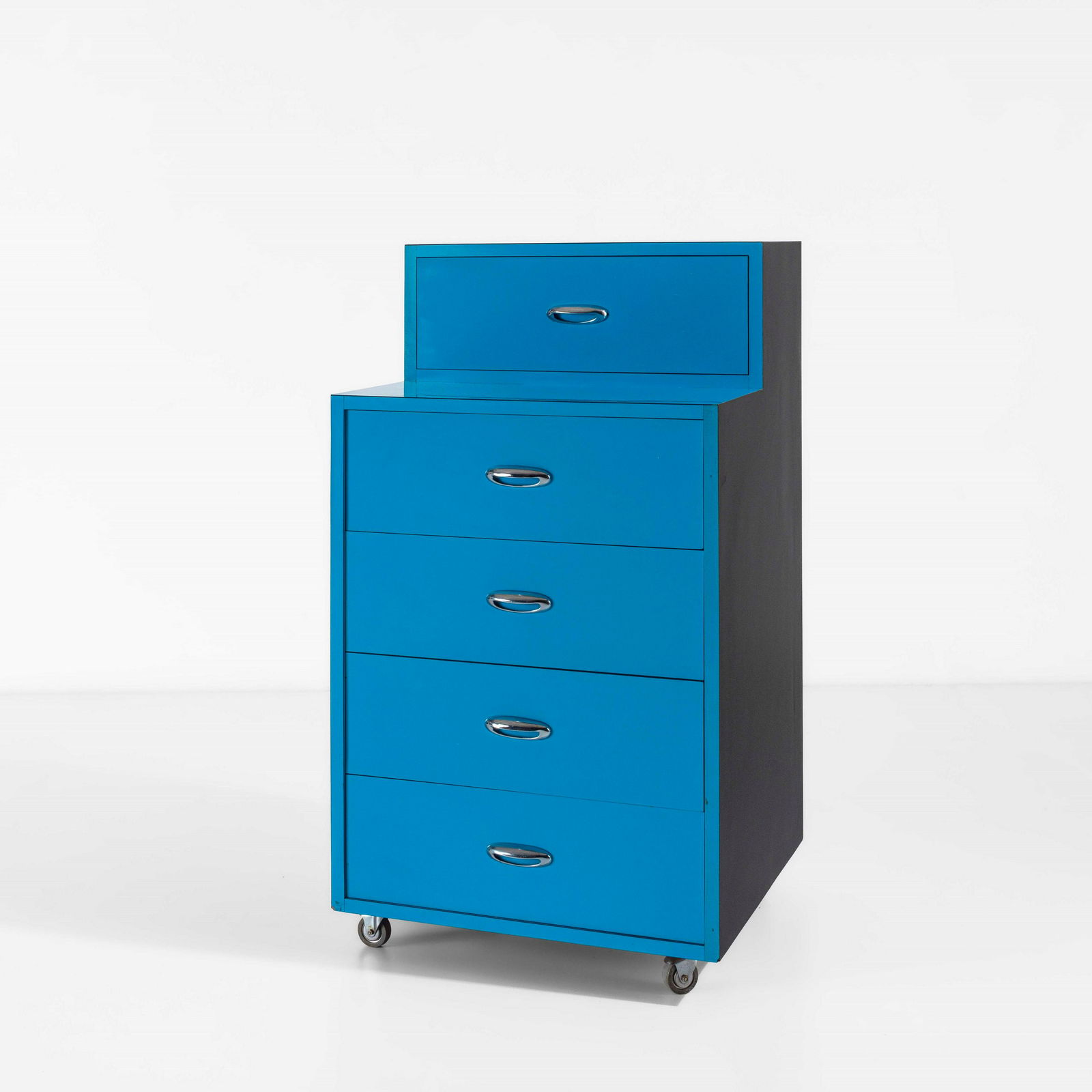 Giorgio Ceretti e Pietro Derossi Mobile contenitore a cassetti: Struttura in legno e legno laminato.¶Maniglie in metallo cromato.¶Disegno originale per gli arredi di un negozio a Torino.¶Certificato di autenticità.¶Prod. Italia, 1967